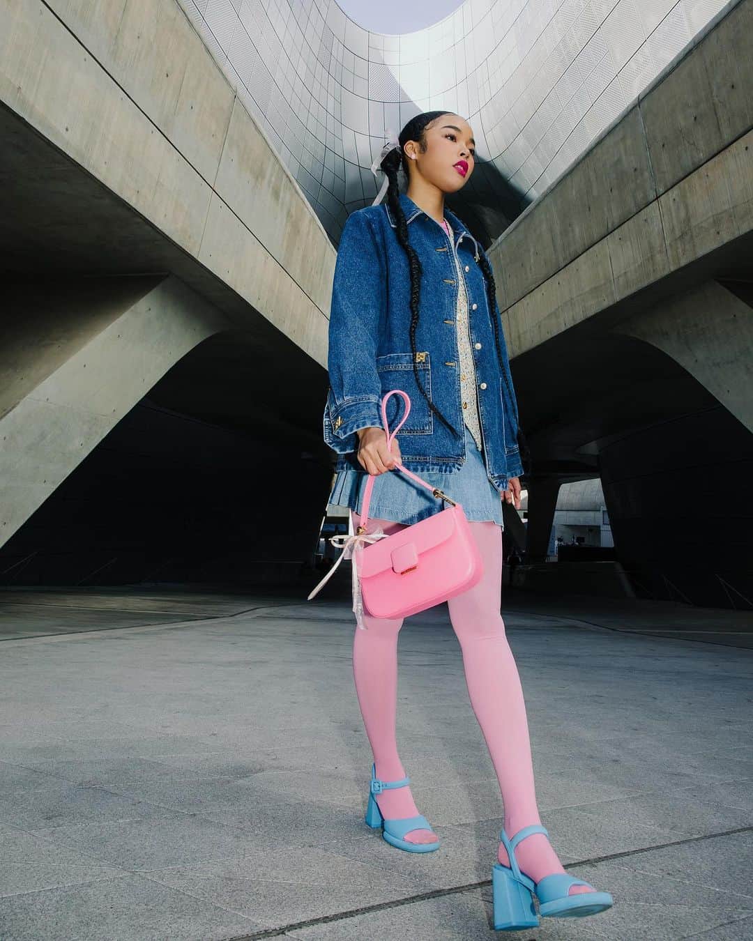 가로수길 , Seoulさんのインスタグラム写真 - (가로수길 , SeoulInstagram)「Seoul Fashion Week   Esteem 모델들의 출근길에 착용 가방은 바로바로 @charleskeith_kr ❣️  찰스앤키스 가방은 컬러감과 재질이 너무 좋아서 언제나 편안하게 들고 다니기 딱이랍니당   Photo by @jaylim1」4月3日 9時27分 - jaylim1
