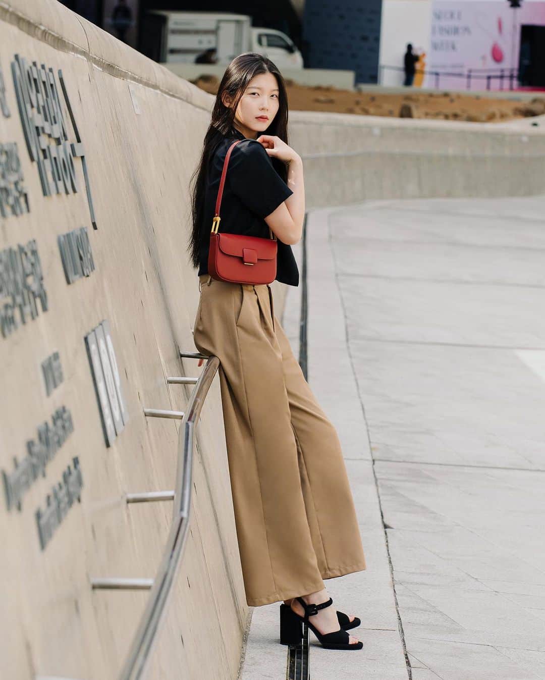 가로수길 , Seoulさんのインスタグラム写真 - (가로수길 , SeoulInstagram)「Seoul Fashion Week   Esteem 모델들의 출근길에 착용 가방은 바로바로 @charleskeith_kr ❣️  찰스앤키스 가방은 컬러감과 재질이 너무 좋아서 언제나 편안하게 들고 다니기 딱이랍니당   Photo by @jaylim1」4月3日 9時27分 - jaylim1