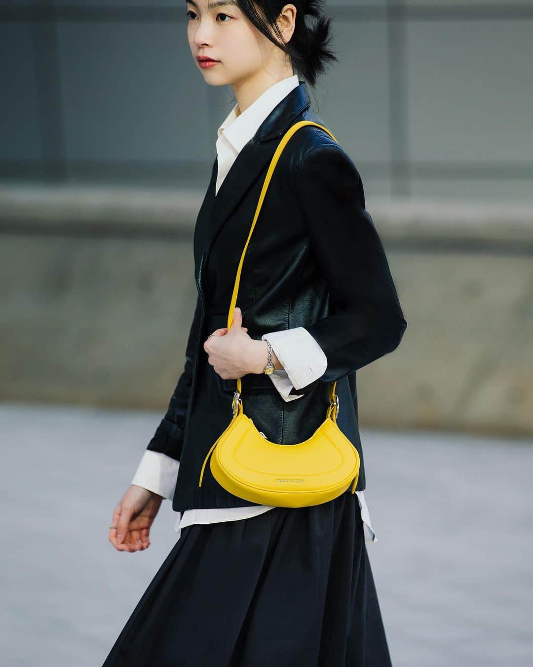가로수길 , Seoulさんのインスタグラム写真 - (가로수길 , SeoulInstagram)「Seoul Fashion Week   Esteem 모델들의 출근길에 착용 가방은 바로바로 @charleskeith_kr ❣️  찰스앤키스 가방은 컬러감과 재질이 너무 좋아서 언제나 편안하게 들고 다니기 딱이랍니당   Photo by @jaylim1」4月3日 9時27分 - jaylim1