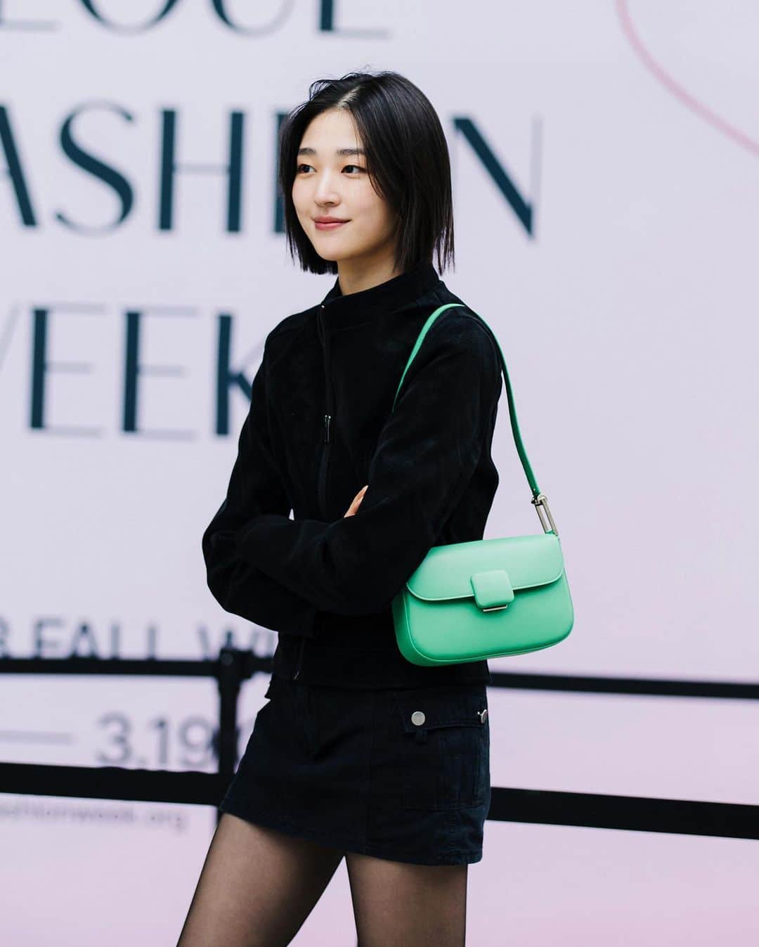 가로수길 , Seoulさんのインスタグラム写真 - (가로수길 , SeoulInstagram)「Seoul Fashion Week   Esteem 모델들의 출근길에 착용 가방은 바로바로 @charleskeith_kr ❣️  찰스앤키스 가방은 컬러감과 재질이 너무 좋아서 언제나 편안하게 들고 다니기 딱이랍니당   Photo by @jaylim1」4月3日 9時27分 - jaylim1