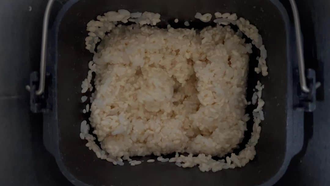 Rocoのインスタグラム：「04.03  甘酒作り　#パナソニックホームベーカリー　にお任せ  ※詳しくはストーリーズをごらんください  #rocoずっと見ていられるシリーズ#甘酒#手作り#麹」