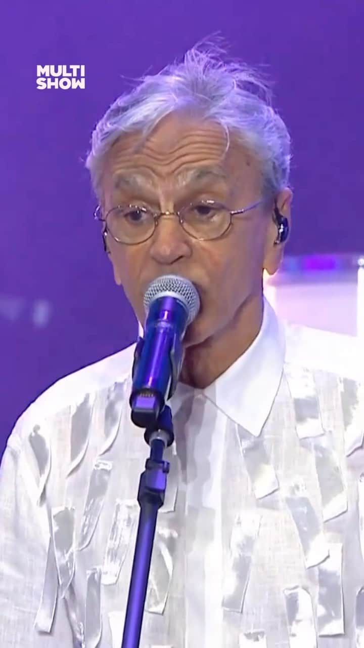 カエターノ・ヴェローゾのインスタグラム：「Que energia! 🫶 Como é bom ter @caetanoveloso no #VivaSalvadorNoMultishow 💙 #VivaSalvadorNoGloboplay」