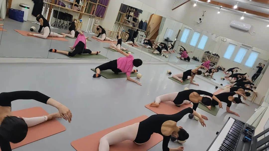 のインスタグラム：「昨日は🌹  個人レッスン～大人バレエ～宝塚受験クラス～星条海斗先生特別レッスン～個人レッスン  と盛り沢山✨な１日でした～🎵😍🎵  111期生として音楽学校に入学する生徒も、髪の毛をショートカットにし💕レッスンへ～🎵😍🎵メチャクチャ似合ってる～😆💕✨ 更に細く見え、更に顔がちっちゃく😆😆😆  これから他を受験する生徒✨来年の受験に向かった生徒✨別の道に進む生徒✨ うちはかなりの少人数なお教室なので😅💦一気に寂しくなりますが😭😭😭  また新たに2024年の受験に向けて頑張って行きたいと思います😉💕  皆、夏休みには帰ってきますしね🎵😍🎵 その日を楽しみに❤️  昨日も来週も体験レッスンの方もいらっしゃいます！！！！！  宝塚受験は本当に大変！！！！！ なので、決めたら１日でもはやく動いて下さい！！！  私自身も体験しましたが、本当に難しいんだなと改めて感じている日々ですが、１人でも多くの夢見る少女たちのお手伝いが出来たらなと思っています❣️  体験・見学・お申し込みは  https://hananomichi.amebaownd.com/pages/3748663/page_202004141432  迄、お待ちしております～😆💕✨  少人数でしっかりと見てもらいたい方✨個別レッスンもしたいなぁ～とお考えの方✨是非いらしてみて下さい😉💕  今年合格した生徒、ダンスがとても良いのですが、試験でどれが１番自信ある？と聞いたら、まさかの！！！！！ 「新曲！！！！！」と😂😂😂 これにはビックリ！！！！！(笑) １年前の彼女に聞かせてあげたい😍😍😍  新曲にもかなり力を入れておりますので！ただスパルタですが🤣🤣🤣(笑)💕  お待ちしております～🎵😍🎵  宝塚受験クラスは、小学生クラスもございます☘️ これからの方も是非いらして下さいませ😉💕  #宝塚 #宝塚歌劇団 #宝塚音楽学校 #宝塚受験 #宝塚受験生 #112期生 #受験生募集中 #東京宝塚受験スクール #星条海斗　先生 #特別レッスン #ヤムナ #ジャズダンス #花の道バレエスクール #押上 #SORAスタジオ #太田プロダクション #奈良市観光大使 #芽夢ちさと」