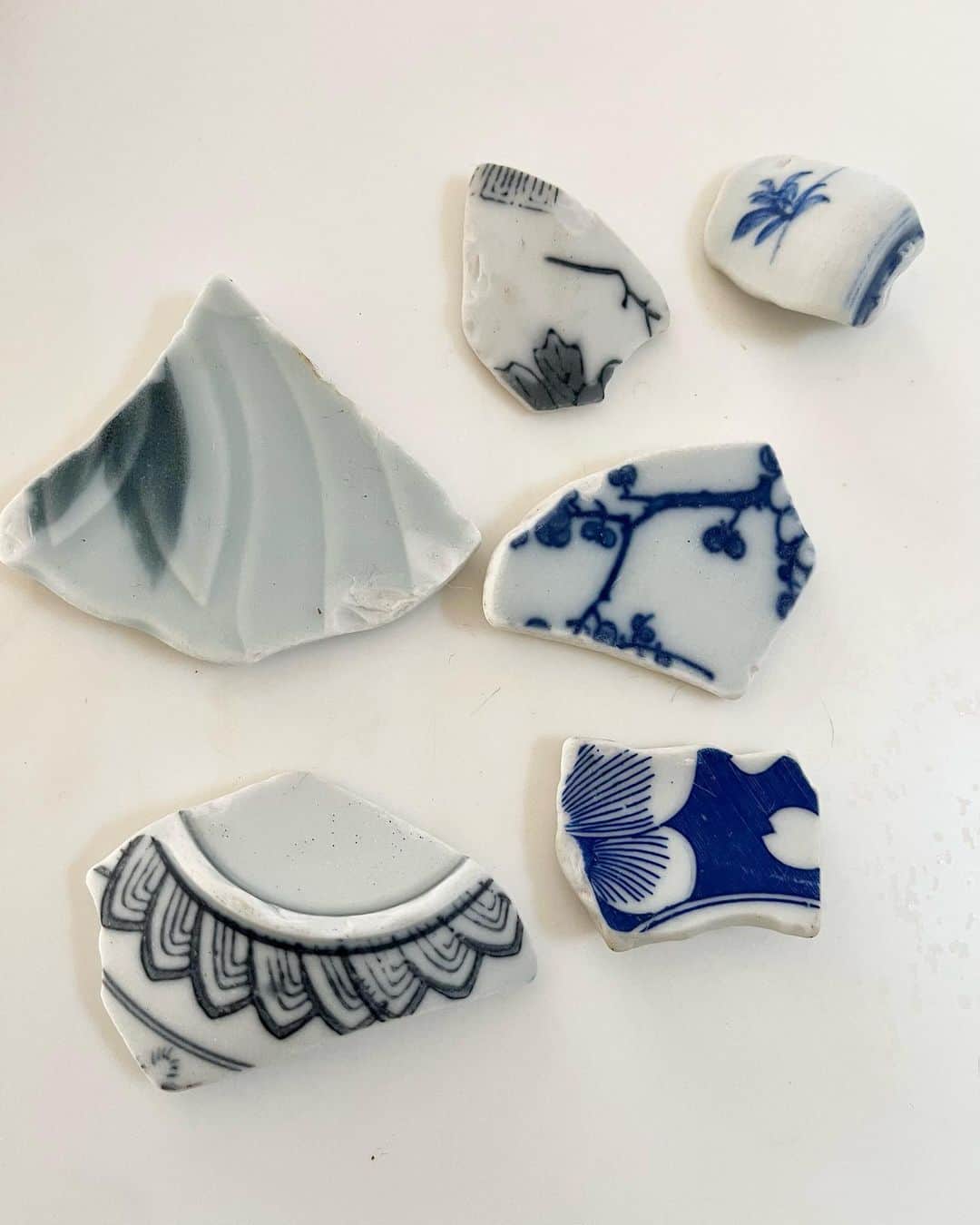 高見恭子さんのインスタグラム写真 - (高見恭子Instagram)「私たちはみな愛のかけらで出来ている。  #和食器 #染付  #磁器#蒼  #pottery #chinaware  #vintagechinaware  #sandy #sandybeach  #beach #fragment  #pieces #brokenpieces」4月3日 9時47分 - takami_kyoko