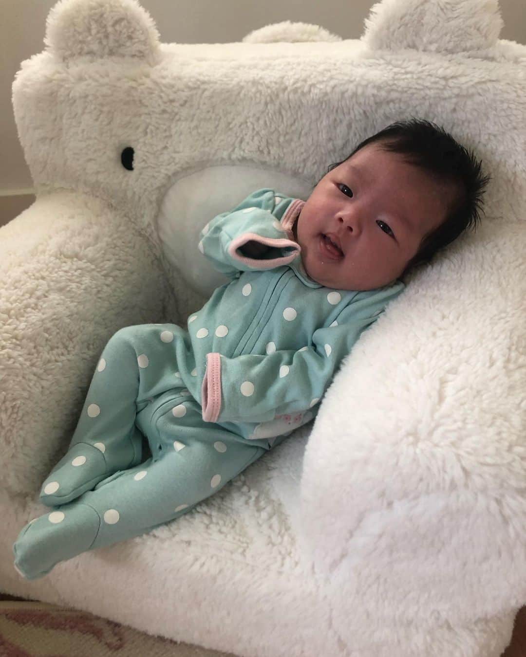 伊藤由奈さんのインスタグラム写真 - (伊藤由奈Instagram)「Our daughter, Ellie, was born on 02/23/23👶🏻🎀💝Labor was long and intense (30+ hours!!🫣)and ended up in a C-section, but it’s true what everyone says…it was all worth it!!🥰We are truly grateful and are over the moon with joy🤗💕thank you so, so much to Queens Hospital, and our L&D team, postpartum team, pediatricians, and even room service and cleaning staff!!😘😘😘special shout-out to my OBGYN, Dr. Robb Ohtani, thank you so very much for allowing me to labor the way I wanted to, and for as long as I wanted to!😌💓 and of course, last but absolutely not least, thank you to our wonderful doula, Jenn M!!🥹💝大変遅くなりましたが報告させて下さい….私たちの娘Ellieは、2月23日2023年に無事に産まれました！🤗💕new momで毎日不思議な事バカリです😲が、とってもハッピーで毎日Ellieちゃんに歌ってます！😋🎶ちなみにEllieちゃんの最近のお気に入りの曲は私たちの結婚式でも素晴らしいパフォーマンスしてくれたJosh Tatofiの”Good Morning Beautiful”でございます！😍🎶この曲をplayすると、Ellieはとっても静かになってめっちゃ真剣に聴いている顔をします！（笑）妊娠中、沢山聴いてたからかなっ？！🤗🎶皆さん、元気でいて下さいね💓また近々upします！🥹💗and as always, thank you….🥰😘🥰😘 P.S. 今年の6月、Josh Tatofiが日本ツアーあるらしいです！私も行きたいな〜😍🎶🎶🎶行く人、是非感想を教えて下さいね！！😆💕」4月3日 9時40分 - _yunaito