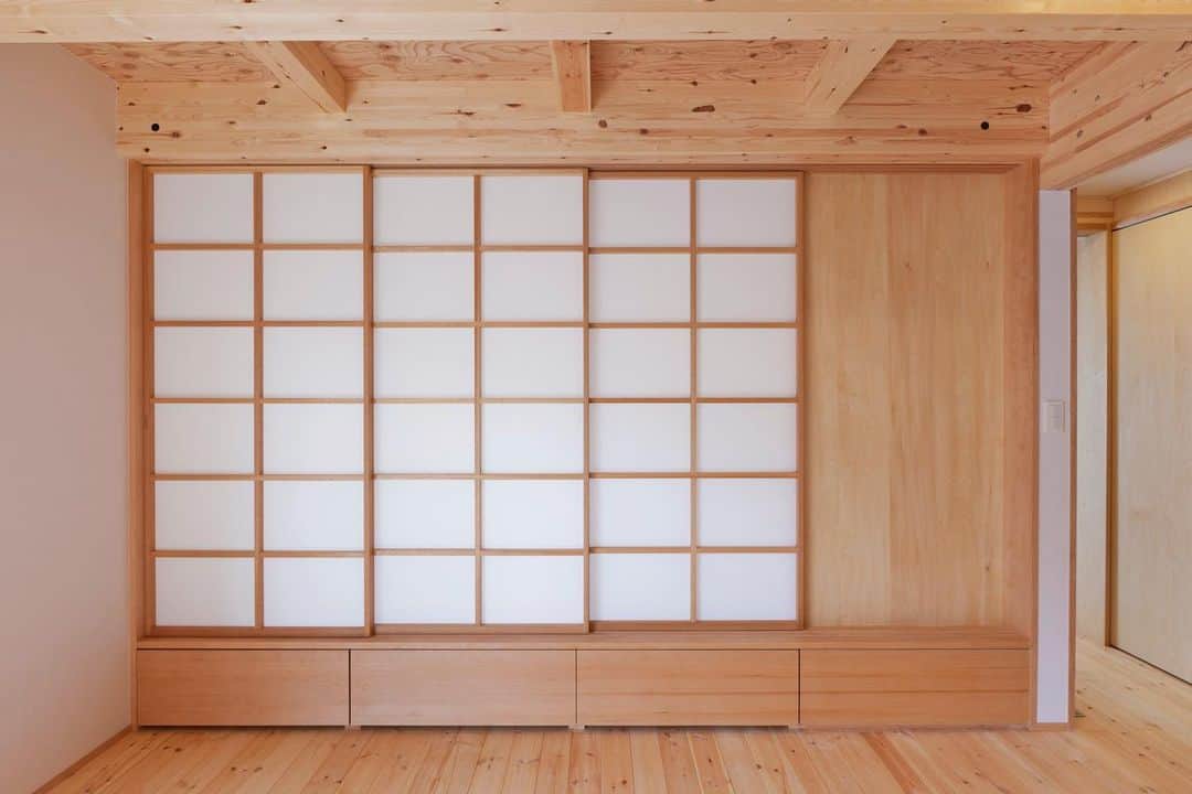 岡庭建設株式会社のインスタグラム：「#小上がり和室 ある暮らし  高さをつけて空間にメリハリをつけました。  上げた分のスペースは引き出しとなっていて 収納できるようになっています。  ･････････････････････････････････   《みんなでつくるいえ、みんなでまもるいえ。》  #東京都 #西東京市 の地域工務店、岡庭建設です。  資料請求・お問い合わせ先は プロフィールのURLからどうぞ📩 ▶︎ @okaniwastyle   施工事例や住まい手さまの暮らしぶりが見れます📷 ▶︎ #岡庭建設 #okaniwastyle   リノベーションのご相談はこちら🏠 ▶︎ @okaniwa_reform_koubou   ･････････････････････････････････   #注文住宅 #分譲住宅 #家づくり#大工 #職人  #パッシブデザイン #自然素材の家 #無垢材 #無垢床   #木の家 #木造住宅 #自然素材  #新築注文住宅 #新築一戸建て #マイホーム計画  #シンプルな家づくり  #木のある暮らし #自然と暮らす   #設計士とつくる家 #ミニマムな暮らし #工務店とつくる家 #心地よい暮らし  #小上がり #japanesehouse」