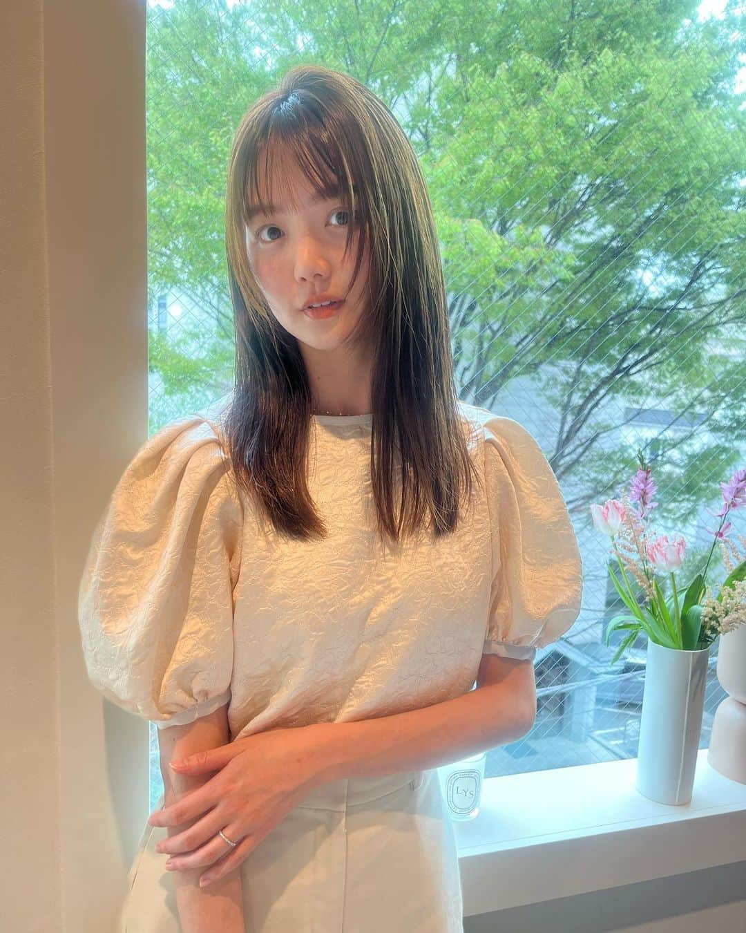 新倉真奈美のインスタグラム：「naturalだけど 程よいnuance🤍  colorはnudieなbeige柔らかく」