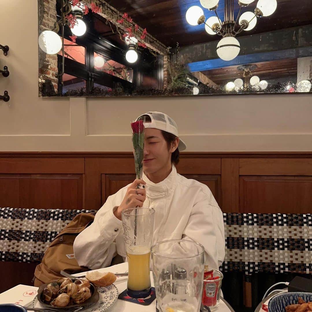 ロンジュンのインスタグラム：「🌹」