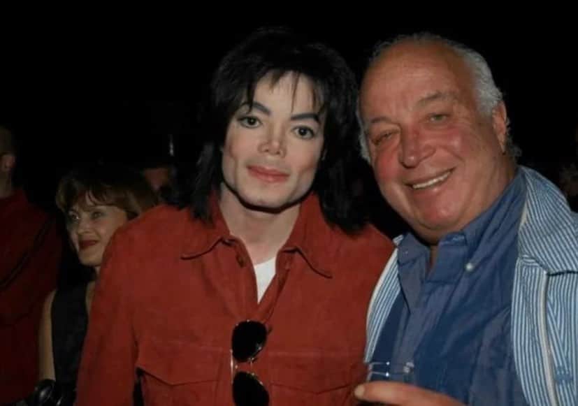 ブレット・ラトナーさんのインスタグラム写真 - (ブレット・ラトナーInstagram)「My heart breaks because my closest friend Seymour Stein has passed away. I was 17 years old when I met Seymour and he was the first grown up to believe in me outside of my family. I met Seymour for the first time when I walked into his office at Sire Records at 75 Rockefeller Plaza with a demo from a rap group I produced called B.M.O.C.! He signed the group by the end of our meeting and gave me a production deal for Rat Records and asked me since I was a nice jewish boy if i would consider marrying his daughter Samantha. That was the beginning of a lifelong friendship. He even came to the screening of my first NYU student film and gave me great advice “Brett, I think you should stick to directing instead of producing rap records!” What a huge blessing…..Seymour was my kindred spirit not only because of our love of good nosh but because we shared the same Bar Mitzvah parsha, Shabbos Hagadol! I will never forget every time we’d meet we would chant our Bar Mitzvah parsha in unison. I will miss Seymour so much. He had the best ears in the music industry, the most sophisticated taste in art and antiques, wrote the greatest memo’s of all time, brilliantly funny, always laughing, had an encyclopedic knowledge of music, the best instincts for talent as well as having the biggest most generous and kindest heart of anyone I had ever met. He was such an inspiration not only to me but to so many, especially the ones he believed in and if he did it was for life and you felt it. Besides all of this he was the best father and grandfather. He loved his family more than anything, cherished his friends and relished in his yiddishkeit. Seymour was a Giant of a man a true legend and I feel honored to have called him a close friend and mentor. One thing that he really enjoyed was watching my Grandparents dance to Cuban music…… I am sure he is together with them now enjoying their dancing watching over all of us. G-d bless you Seymour. Love you always and forever. My heartfelt condolences to his family and especially Mandy who is the best daughter anyone could of ever had in life! Rest in Peace Seymour and thank you for bringing so much nachas to my life! בייה」4月3日 9時43分 - brettrat