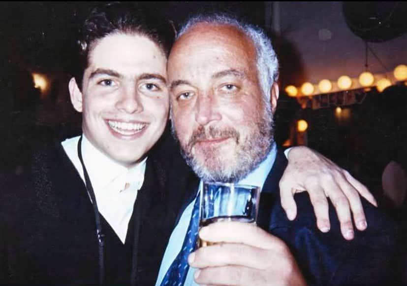 ブレット・ラトナーのインスタグラム：「My heart breaks because my closest friend Seymour Stein has passed away. I was 17 years old when I met Seymour and he was the first grown up to believe in me outside of my family. I met Seymour for the first time when I walked into his office at Sire Records at 75 Rockefeller Plaza with a demo from a rap group I produced called B.M.O.C.! He signed the group by the end of our meeting and gave me a production deal for Rat Records and asked me since I was a nice jewish boy if i would consider marrying his daughter Samantha. That was the beginning of a lifelong friendship. He even came to the screening of my first NYU student film and gave me great advice “Brett, I think you should stick to directing instead of producing rap records!” What a huge blessing…..Seymour was my kindred spirit not only because of our love of good nosh but because we shared the same Bar Mitzvah parsha, Shabbos Hagadol! I will never forget every time we’d meet we would chant our Bar Mitzvah parsha in unison. I will miss Seymour so much. He had the best ears in the music industry, the most sophisticated taste in art and antiques, wrote the greatest memo’s of all time, brilliantly funny, always laughing, had an encyclopedic knowledge of music, the best instincts for talent as well as having the biggest most generous and kindest heart of anyone I had ever met. He was such an inspiration not only to me but to so many, especially the ones he believed in and if he did it was for life and you felt it. Besides all of this he was the best father and grandfather. He loved his family more than anything, cherished his friends and relished in his yiddishkeit. Seymour was a Giant of a man a true legend and I feel honored to have called him a close friend and mentor. One thing that he really enjoyed was watching my Grandparents dance to Cuban music…… I am sure he is together with them now enjoying their dancing watching over all of us. G-d bless you Seymour. Love you always and forever. My heartfelt condolences to his family and especially Mandy who is the best daughter anyone could of ever had in life! Rest in Peace Seymour and thank you for bringing so much nachas to my life! בייה」