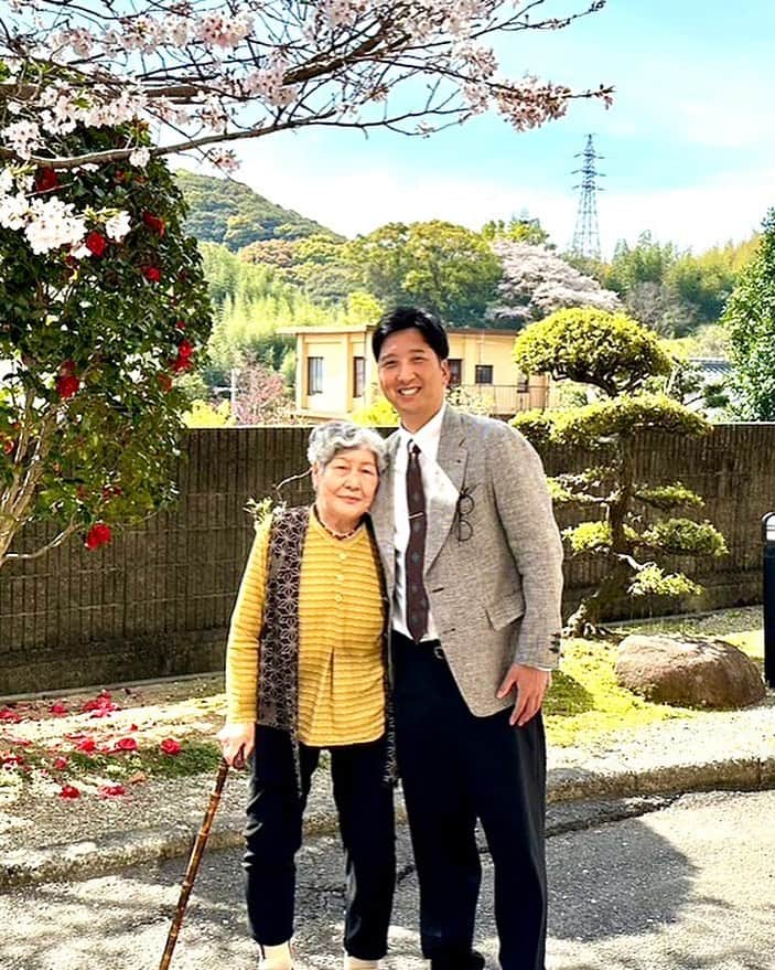 藤川球児のインスタグラム：「おばあちゃん👵 子供の頃にお風呂に入れてもらったり、かぼちゃとなすの煮物を食べた記憶が…😭😭 （40年前の記憶がついこの前のよう） おばあちゃんもうすぐ90歳‼️今が人生で1番楽しいんだって😂素晴らしい人生だ。。 球ちゃん頑張ってるねって😭凄く良い時間に感謝です！  ※僕の写真は棚の上の1番見える位置に✨ おじいちゃんの写真は引き出しの中らしい。チーン💧💧 僕の髪の毛の量はおばあちゃん譲りだね😄 #kyuji22  #おばあちゃん  #桜  #感謝を伝えられて幸せです」