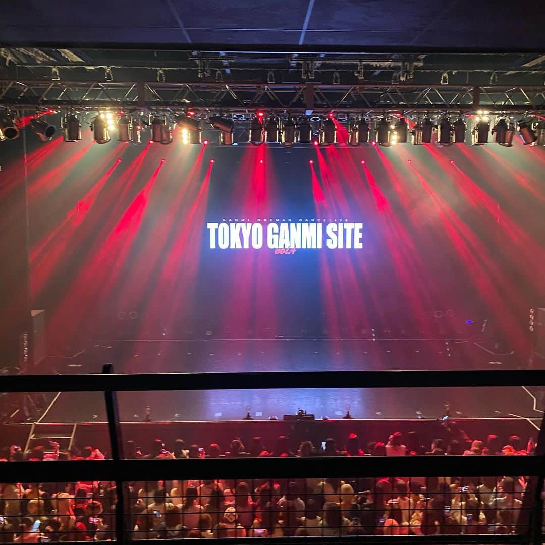音くり寿さんのインスタグラム写真 - (音くり寿Instagram)「観劇記録💃🏼  とてつもなく時差投稿になってしまいました （下書きしてそのままに💦）  東京公演中の休演日に行った 『TOKYO GANMI SITE vol.4』 について書いておこうと思います。 今回舞台をご一緒しているSotaが中心となって活動されているダンスグループのGANMIさんのライブパフォーマンス🔥  いやもう、すごすぎた！ とっても楽しかったです！ おひとりおひとりのダンスの持ち味も魅力的。そしてファンの方々を楽しませる為の内容が盛りだくさんでとても熱いライブでした。 Sota同い年なんですけど、、、 はぁ、すご。尊敬しかないです。笑 大変刺激を受けましたし、 私にはまだまだ努力や挑戦が足りないなと、頑張らねば、と思いました。  今回はマスクを着用していたら声出しがOKのライブで、1階のお客様がキャー！と叫んで楽しんでいる姿を見て本当に幸せな気持ちになりました。（私は2階席で観てました） エンターテイメントってやっぱりこうでなくっちゃ。 コロナ禍で観劇する事や、観劇中のリアクションも制限されていたので、観る側も感動や興奮を表現しても良いという状況にようやくなってきたのだなと、感動しました。 ここまで長かったなぁ、、、  あと、、、 えりなっちさんとみくちんと会場に辿り着くまででも色々あって、汗だくになって爆笑しながら会場へ🤣  休演日まで『曇天ガエシ』メンバーの方々と一緒に過ごせてとっても幸せな1日でした。  #GANMI #梅棒 #曇天ガエシ」4月3日 9時49分 - otokurisu