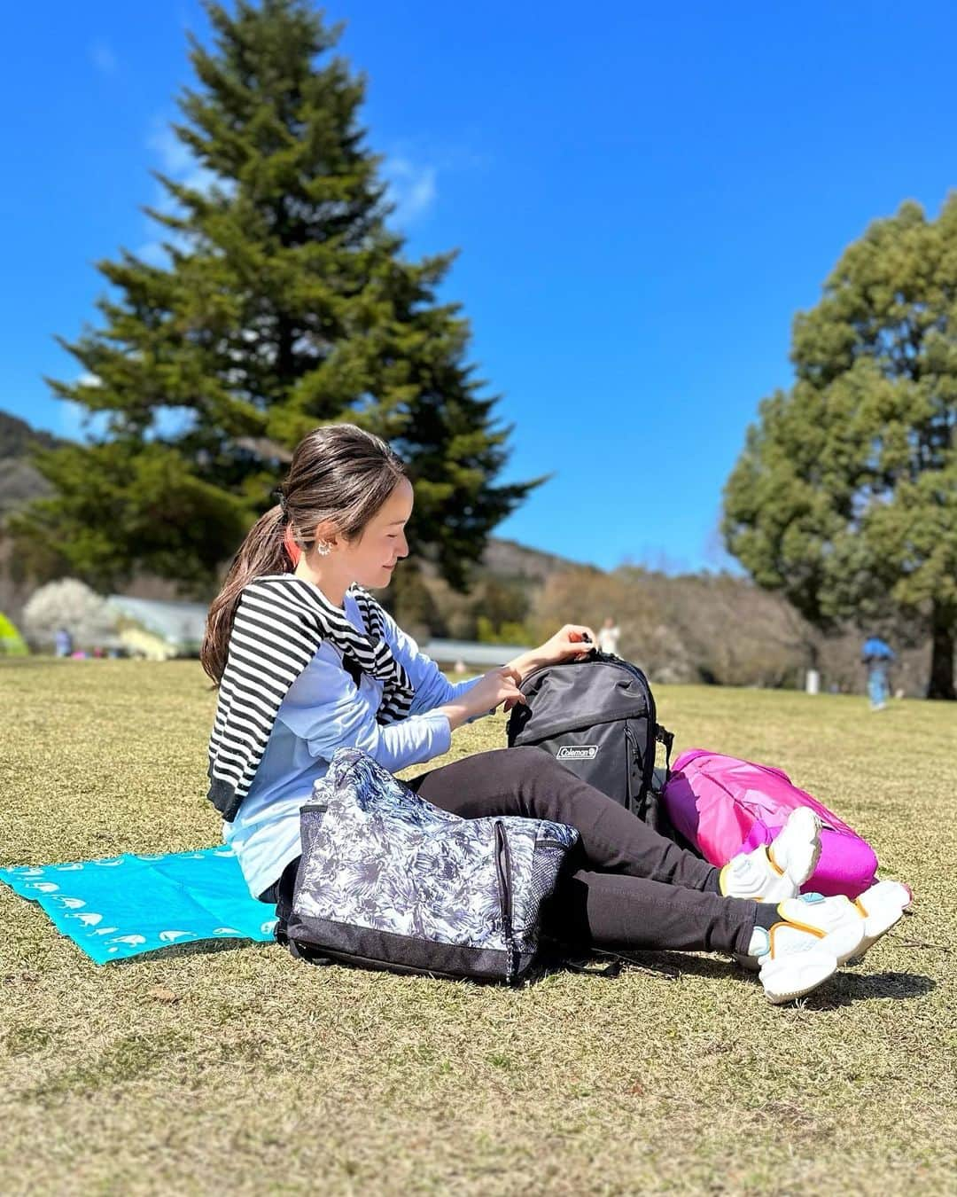 リナのインスタグラム：「＼お花見ピクニック with Coleman 🥾／ 身体いっぱいに春を感じたくて 子供たちとピクニックへ🥪🌸  ちびっ子とのお出かけは びっくりするほど荷物が多い💦  お弁当や水筒、おやつに🍭 着替えやタオル、 サッカーボールやラケット…🏸  あれもこれもたっぷり詰め込んでも へっちゃらなリュック🏕  大容量でありながら あったらいいなの工夫がいっぱい★  これからいっぱい Colemanと一緒にお出かけしちゃお♪ ...................................................... @tokyo_joshibu #コールマンバッグ #私のコールマン #ピクニック #東京女子部 #お花見 #Coleman #お花見ピクニック #行楽シーズン #子連れお出かけ #子連れキャンプ」