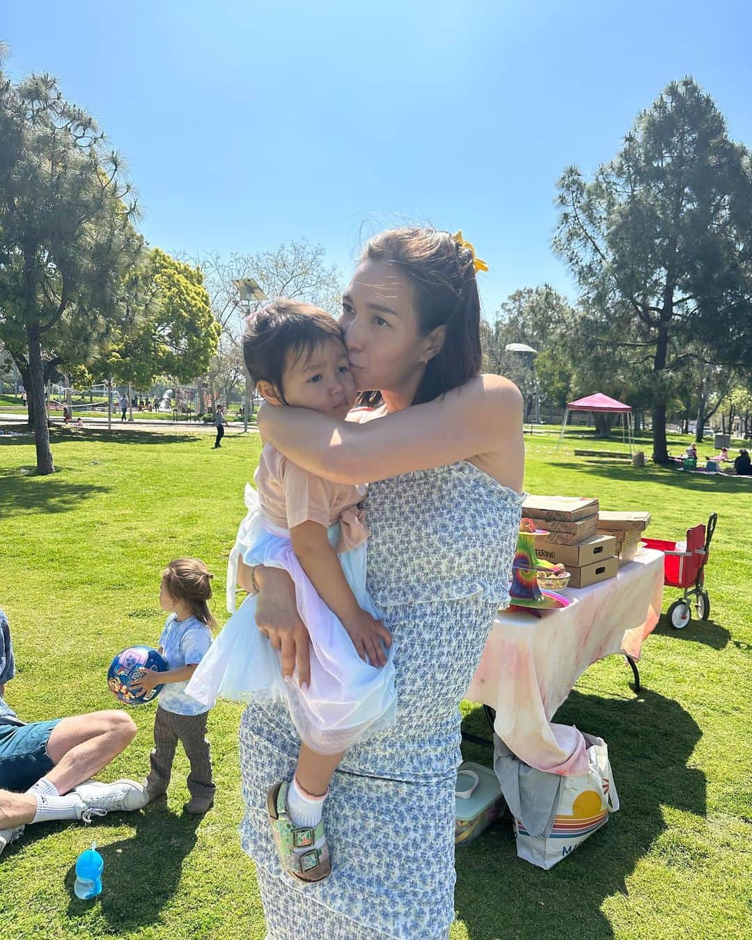 Livさんのインスタグラム写真 - (LivInstagram)「Thank you to all the friends and kiddos who came out for Lylapalooza✌🏼☮️🌸 it was the first sunny day in Spring and @zooeyinthecity performed! 🎸🌈🦋😊💗 Love ya to mush my girl, but I need to take Monday off to nap after all that.」4月3日 10時02分 - livlogolding