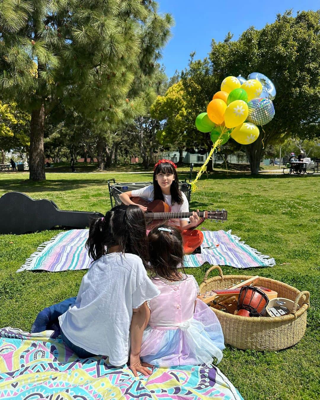 Livさんのインスタグラム写真 - (LivInstagram)「Thank you to all the friends and kiddos who came out for Lylapalooza✌🏼☮️🌸 it was the first sunny day in Spring and @zooeyinthecity performed! 🎸🌈🦋😊💗 Love ya to mush my girl, but I need to take Monday off to nap after all that.」4月3日 10時02分 - livlogolding
