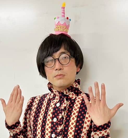 松原タニシのインスタグラム：「4月からのレギュラー番組情報  🍄ラジオ関西「松原タニシの生きる」 毎週水曜21:00～21:30 毎週日曜25:00～25:30(再放送) ※youtube配信あり  🍄MBSラジオ「松原タニシの恐味津々」 毎週日曜25:30～26:00 ※youtube配信あり   🍄CBCラジオ「北野誠のズバリ」 毎週火曜13:00～16:00  🍄テレビ大阪「片っ端から喫茶店」 毎週月曜～金曜11:59～12:12(不定期出演)  🍄テレビ大阪「初耳怪談 FIRST TAKE」 毎週月曜24:30～25:00(準レギュラー出演)  🍄ニコニコ生放送「稲川淳二のファンと怪異があつまるチャンネル」 毎月1回生配信  🍄YouTube Live「ムーLIVE」 毎月1回生配信  🍄Youtube「松原タニシチャンネル」 新作随時配信  🎂4/29@大阪開催の生誕祭もお待ちしています❗️❗️  #2023年4月 #レギュラー番組 #松原タニシ」
