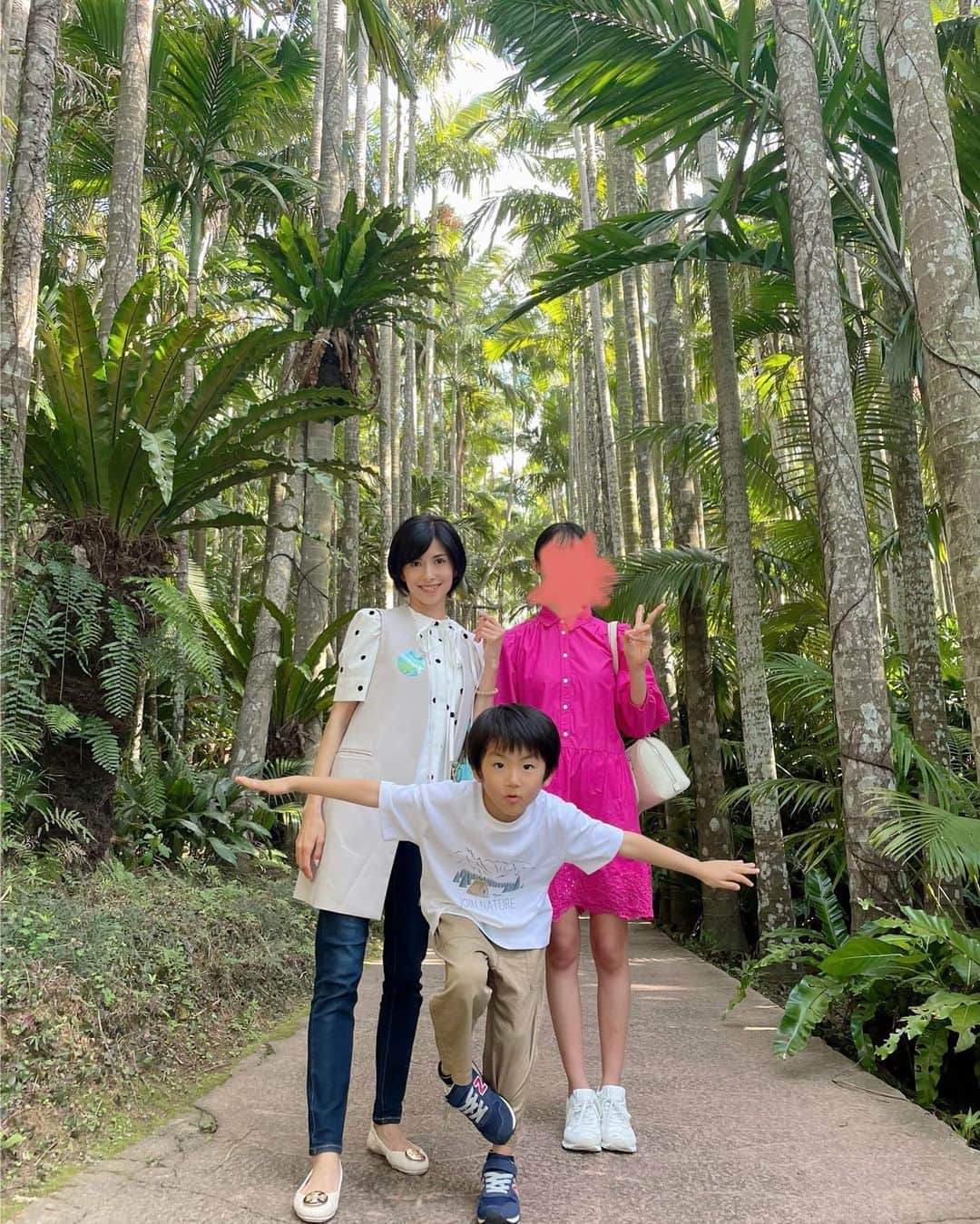 桜井奈々のインスタグラム：「春休み恒例の沖縄旅行♫  今年も無事に一週間元気に過ごせました。  今年は昨年とは違い🤣 ほぼ晴天☀️  青い空に青い海  エネルギッシュな南国の植物たち。  身体中隅々までパワーチャージされました✨  春休みに来るのはこれがたぶん最後に なりますが悔いなく大満喫😊  明日以降しばらく振り返り投稿します♫  一週間で、、1.4万枚写真撮りました🤣w  さぁ東京に帰るぞ！！  沖縄よ。ありがとう😊✨ またいつか来れますように。。  #沖縄旅行#子連れ旅行 ＃沖縄 #子連れ沖縄#子連れ沖縄旅行 #家族旅行#trip#okinawa」