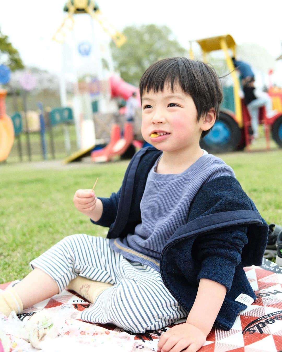 真央さんのインスタグラム写真 - (真央Instagram)「先週はお隣の宮崎県へぴゅん🚙 お弁当もって公園で遊び、 鬼と龍神様のいる 東霧島神社へ行ってきた〜⛩✨ この石段、ふりかえってはいけないのだそう！！ ヒーヒー登った先には龍神太鼓があって、 家内安全、健康願ってドーーーンと 3打させてもらった🐉✨ 木の股をくぐり抜けると それはそれはスーッとした空気が抜けていて ほんと不思議💫✨ なんとも、勇ましくユニークな 神社でございました🙏🏻✨  そのあとは温泉入って帰る♨️  身近に大自然のギフトがあって これぞ豊かだぁ〜と思う日々です☺️ . . #東霧島神社 #龍神様#鬼 #神社巡り #かかしの里 #都城#宮崎県」4月3日 10時09分 - mao0424