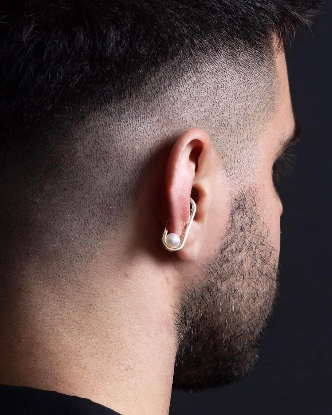 Hirotaka Jewelryのインスタグラム：「Beluga Ear Cuffs with Onyx and cultured Akoya Pearl #hirotakajewelry」