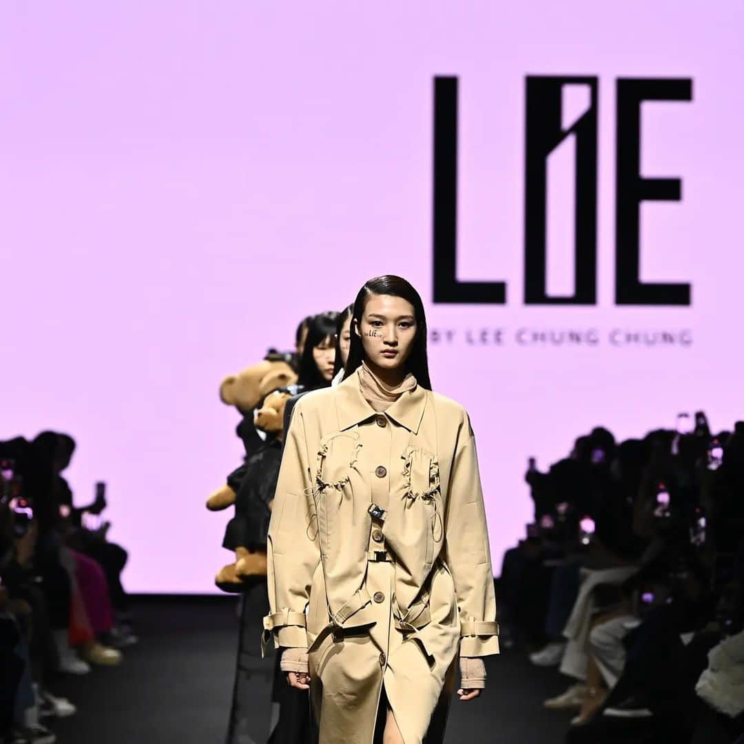 LIECOLLECTIONさんのインスタグラム写真 - (LIECOLLECTIONInstagram)「LIE 23FW SEOUL FASHION WEEK  PLUR : Peace, Love, Unity, Respect  우리가 함께 행복하게 살 수 있는 이상적 가치를 위해 디자이너는 사람들이 현재 겪고 있는 아픔과 괴로움을 나누고 치유하기 위한 사회적인 메세지를 제시합니다.  LIE 23FW 컬렉션은 시그니쳐인 믹스엔 매치를 바탕으로 다양한 요소들간의 새로운 조합을 통해 2023년의 새로운 PLUR을 표현합니다. 섬세한 디테일, 패턴으로 디자인된 개성 있는 아이템들의 조화로운 결합으로 묘사되는 이번 컬렉션은 테디베어뮤지엄과의 콜라보레이션으로 더욱 감성적인 따뜻함과 위트를 더합니다. 또한 ‘CHAUSSURE LAPIN’과의 SHOES 콜라보레이션을 통해 스타일링의 완벽함을 보여줍니다.  . .」4月3日 10時15分 - liecollection_