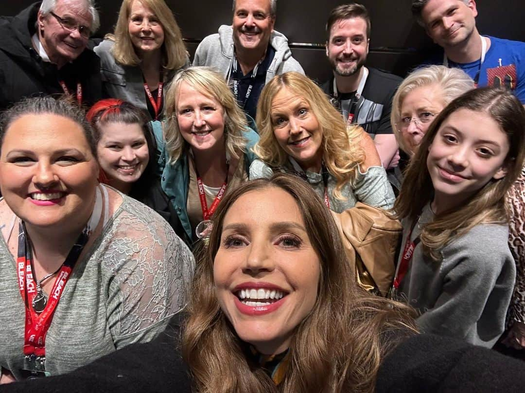 カリスマ・カーペンターさんのインスタグラム写真 - (カリスマ・カーペンターInstagram)「Thank you @c2e2 for another incredible weekend with fans! Thank you especially for allowing my very large (but super fun) family to tag along to watch me work while simultaneously making them feel so special. 💕 These are but a few favorite moments from the weekend! ✨😊✨」4月3日 10時30分 - charismacarpenter