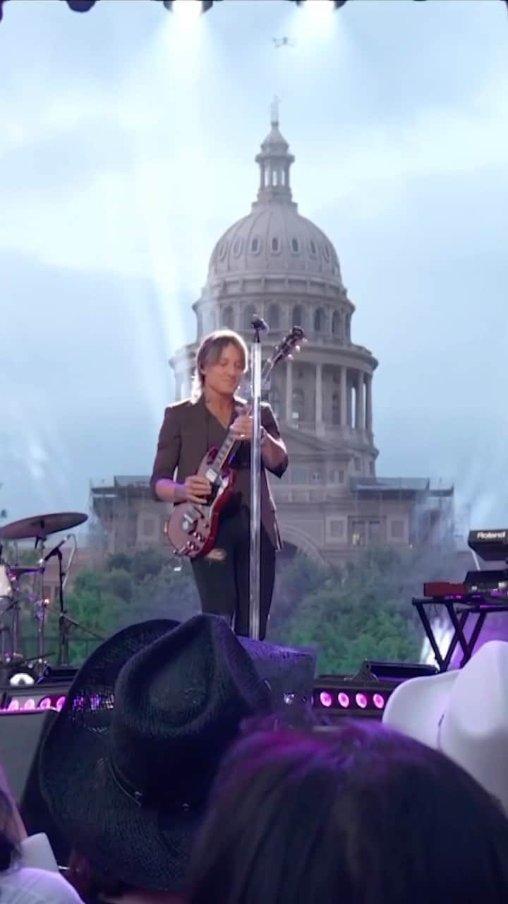 のインスタグラム：「@keithurban put the sun right back in our sunshine with his #CMTAwards performance of “Brown Eyes Baby” ☀️」