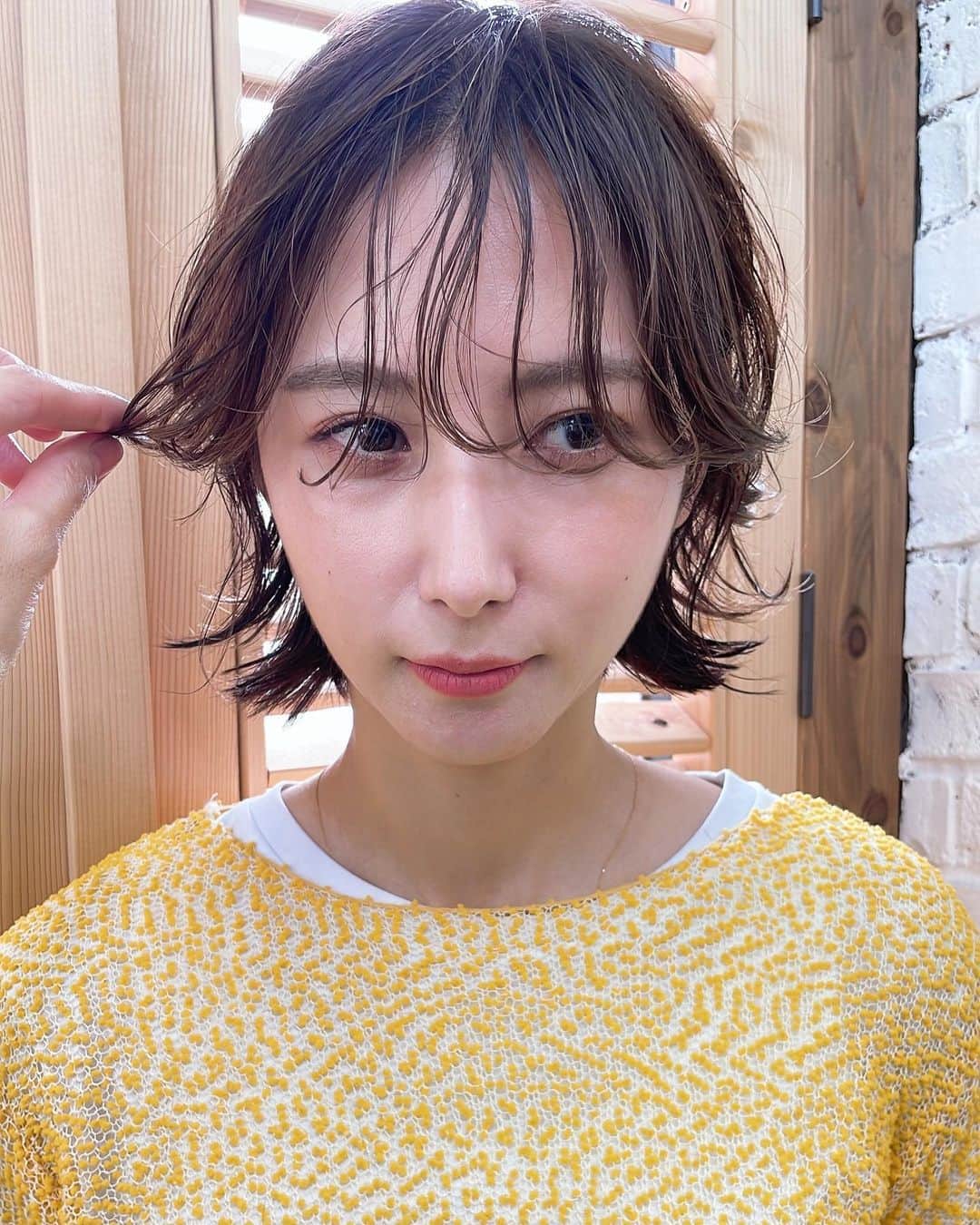 田中真奈美のインスタグラム：「おはようございます🌸☀️🌸 . みわちゃんのボブスタイル🥰✂️🎶 . 後ろはパツンと✂️ 顔周りにはレイヤー✨ ファッションに合わせていろんなスタイリングが楽しめます🤭👍🌸 . . . #福岡ママ  #福岡美容室  #天神美容室  #大名美容室」
