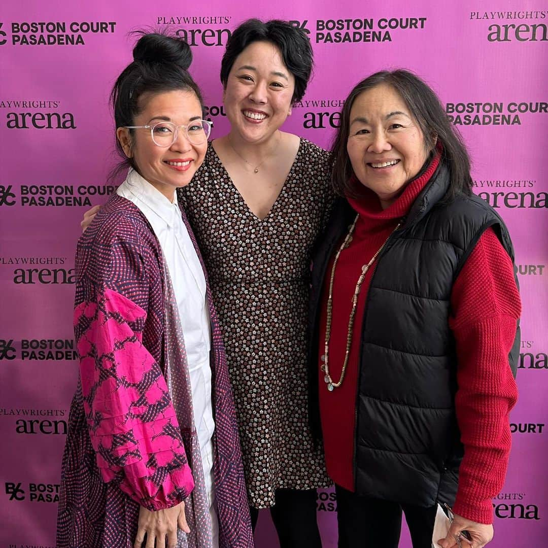 ケイコ・アジェナのインスタグラム：「Playing now! See UNRIVALED by the brilliant playwright @rosienarasaki AT BOSTON COURT THEATRE @bostoncourtpasadena   All the KIMS agree it is a GREAT SHOW. Get your ticket now. Show runs until April 23rd! @emily.kuroda   I am such a fan of this show. Please check it out. 💕  #gilmoregirls #mrskim #lanekim #kimsinthewild #theatre #japanese #rosienarasaki #keikoagena #emilykuroda」