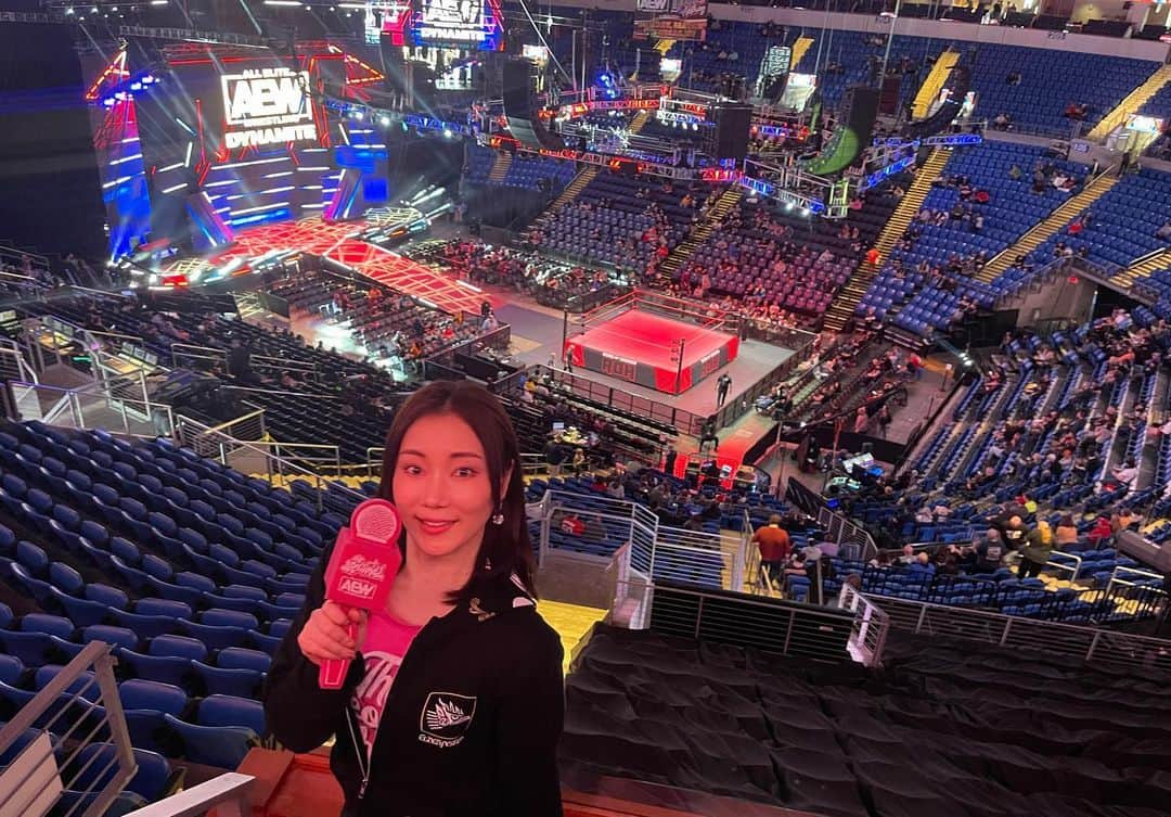 元井美貴のインスタグラム：「I went to St. Louis to watch and feel All Elite Wrestling (#AEW) live, and I was so happy to be at the venue I had dreamed of.  I will do my best to spread the passion and excitement of AEW as a Japanese commentator.  It would be an honor for me to help convey the good news about AEW in Japan. #allelitewrestling #aewdynamite #aewrampage」