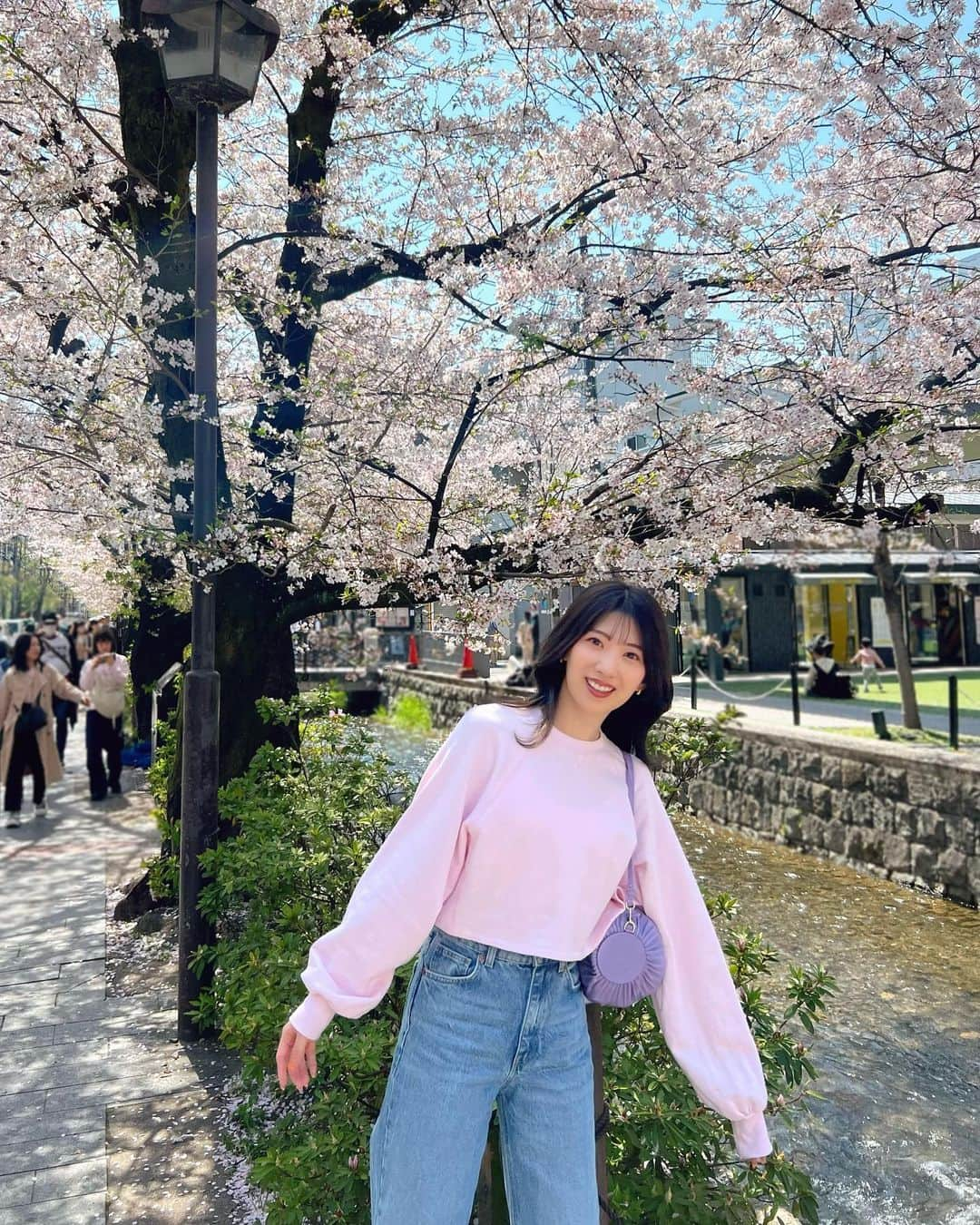 山岸逢花さんのインスタグラム写真 - (山岸逢花Instagram)「🌸🌸 . . 高瀬川を通りかかったら ちょうど綺麗に咲いてた🫶 この日すごく暖かくて春を感じられたよ🌸 . . . #山岸逢花 #あいぱん #AV女優 #AV #aikayamagishi」4月3日 10時41分 - ayakayamagishi_