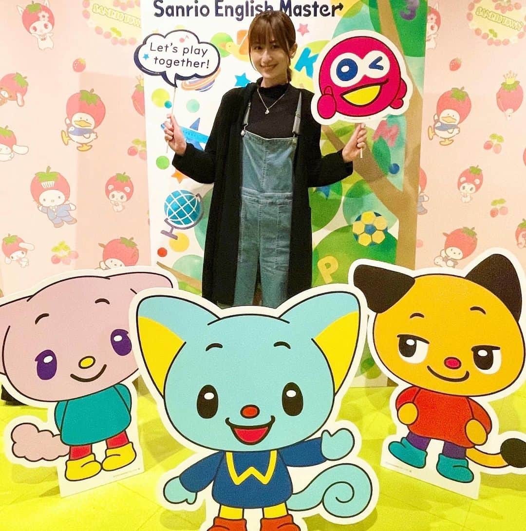河村唯（うめ子）のインスタグラム：「sanrioさんの新キャラクター エディくん✨ フォトスポット見つけて、 ひとりピューロ中、 ブースの方に記念に撮ってもらっちゃいました🤣🤣🤣  お子さん向けの英語の教材のキャラクターさんなんだって✨  今年のキャラクター大賞の応援団でもあるエディくん。 ライブキャラクターさんもいて、グリーティングできるらしいからいつか会いたいな🥺✨ 私は、この日 タイミングを見事に逃したので😭 とても悔しい！  ただ、帰りにステッカーをいただきまして🙌✨ こういうの嬉しい😊✨  お目目に潤いがあるエディくん🎵 たくさんの方々に、愛されますように😊✨🎶  #sanrio #sanriopuroland #Hellokitty #kawaii #ピューロアンバサダー #ピューロジェニック #サンリオ　#サンリオキャラクターズ #ピューロランド #キャラグリ　#ひとりピューロ #サンリオ英語　#BUDDYEDDY #ピタ #サンリオキャラクター大賞　#応援団」