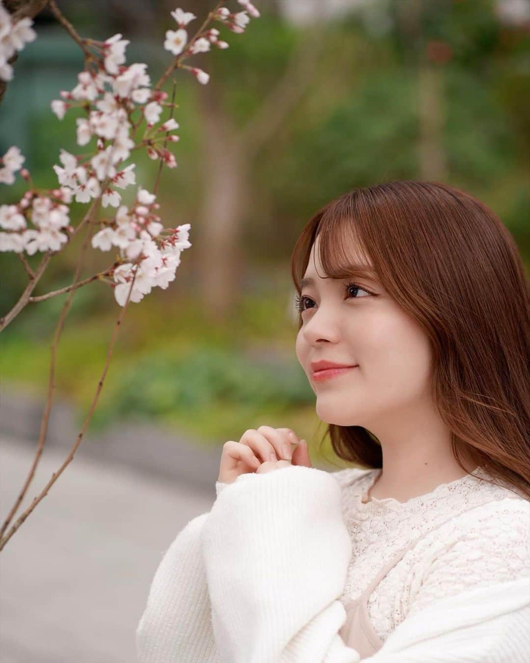 のインスタグラム：「. 4月も皆様よろしくお願いします(*´ω`*)🌸 . . . #栗原みさ #役者 #ホラ女 #ポートレート  #桜 #photo #photography #photooftheday #japanesegirl #japan #sakura #horrorfan #instagood #followme」