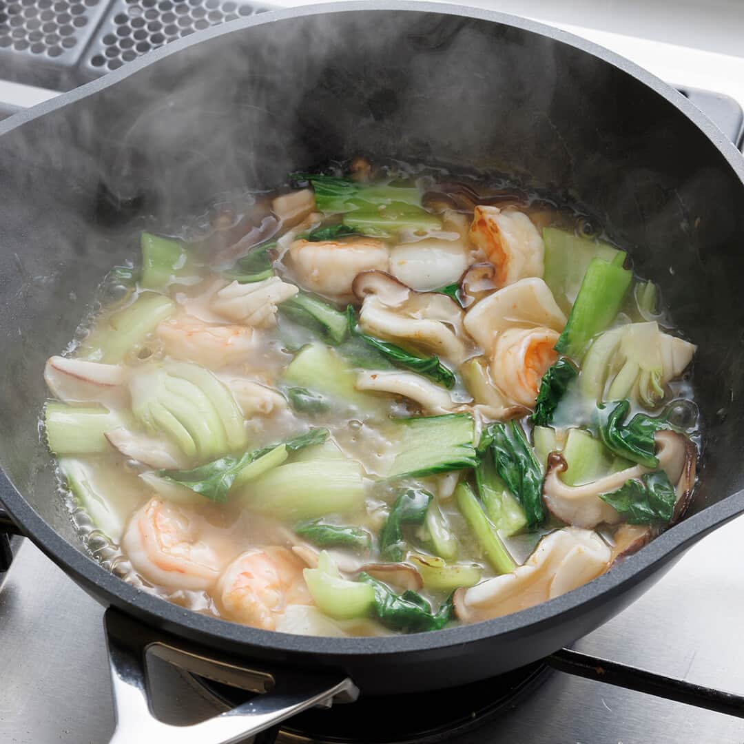 Le Creuset Japon　ル・クルーゼ ジャポンさんのインスタグラム写真 - (Le Creuset Japon　ル・クルーゼ ジャポンInstagram)「【ル・クルーゼ 公式レシピ】海鮮あんかけ焼きそば 「焼く」「蒸す」「煮る」「炒める」をフライパンひとつで簡単にできる鉄板メニューです。海鮮のうまみが際立つシンプルな味付けで、旬の野菜や魚介を変えれば色々な味わいが楽しめます。  材料【2人分／TNS シェフズパン・ダブルスパウト 24cm NC (フタ付き)】 剥きエビ　　　　　　 100g 剥きイカ　　　　　　 100g 椎茸　　　　　　　　 2枚 チンゲン菜　　　　　 1株 焼きそば用麺　　　　 2玉 塩　　　　　　　　　 少々 こしょう　　　　　　 少々 ごま油　　　　　　　 大さじ1、1/2   (A) おろししょうが　　　 1片分 酒　　　　　　　　　 大さじ１ 砂糖　　　　　　　　 小さじ１/２ オイスターソース　　 小さじ１ 中華スープ　　　　　 180ml   片栗粉　　　　　　　 大さじ１ 水　　　　　　　　　 大さじ２  作り方  〈下準備〉 ・ 剥きエビは背を包丁で開き背腸を取る。剥きイカは内臓と皮を取り格子状に切れ目を入れ食べやすいサイズに切る。剥きエビ、剥きイカに塩、こしょうをまぶしておく。 ・ チンゲン菜は4cm幅に切り、根本は８等分に切る。 ・ 椎茸は軸をとり、薄切りにする。  1. フライパンに焼きそば用麺と水(大さじ１:分量外)を入れ、フタをして強めの中火で1分30秒ほど蒸す。  2. 麺をほぐしながら水分を飛ばし、ごま油(大さじ１)を回し入れる。スパチュラで麺を軽く押し付け、両面焼き目をつけたら、皿に取り出す。  3. フライパンにごま油(大さじ 1/2)をひき中火で熱し、チンゲン菜の根本と椎茸を30秒ほど炒める。剥きエビと剥きイカを加え、色が変わるまで炒める。  4. (A)を加え、煮立ったらチンゲン菜の葉を加え軽く混ぜ、火を止める。  5. 水で溶いた片栗粉を加えよく混ぜ、弱火でとろみをつける。  6. 麺を盛りつけた器に海鮮あんをかける。  #ルクルーゼ #lecreuset #ルクルーゼのある暮らし  #ルクルーゼごはん #テーブルウェア #キッチンウェア #キッチングラム #ルクルーゼのある生活 #ルクルーゼのある食卓 #食卓 #食卓グラム #キッチンツール   #簡単レシピ #おうちごはん  #TNSフライパン #フライパン」4月3日 18時45分 - lecreusetjapon