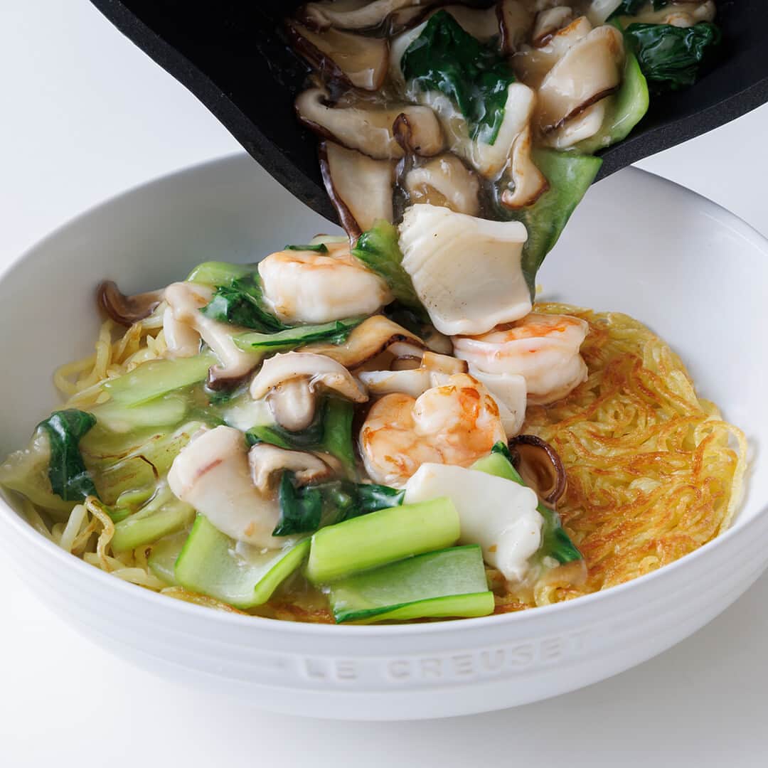 Le Creuset Japon　ル・クルーゼ ジャポンさんのインスタグラム写真 - (Le Creuset Japon　ル・クルーゼ ジャポンInstagram)「【ル・クルーゼ 公式レシピ】海鮮あんかけ焼きそば 「焼く」「蒸す」「煮る」「炒める」をフライパンひとつで簡単にできる鉄板メニューです。海鮮のうまみが際立つシンプルな味付けで、旬の野菜や魚介を変えれば色々な味わいが楽しめます。  材料【2人分／TNS シェフズパン・ダブルスパウト 24cm NC (フタ付き)】 剥きエビ　　　　　　 100g 剥きイカ　　　　　　 100g 椎茸　　　　　　　　 2枚 チンゲン菜　　　　　 1株 焼きそば用麺　　　　 2玉 塩　　　　　　　　　 少々 こしょう　　　　　　 少々 ごま油　　　　　　　 大さじ1、1/2   (A) おろししょうが　　　 1片分 酒　　　　　　　　　 大さじ１ 砂糖　　　　　　　　 小さじ１/２ オイスターソース　　 小さじ１ 中華スープ　　　　　 180ml   片栗粉　　　　　　　 大さじ１ 水　　　　　　　　　 大さじ２  作り方  〈下準備〉 ・ 剥きエビは背を包丁で開き背腸を取る。剥きイカは内臓と皮を取り格子状に切れ目を入れ食べやすいサイズに切る。剥きエビ、剥きイカに塩、こしょうをまぶしておく。 ・ チンゲン菜は4cm幅に切り、根本は８等分に切る。 ・ 椎茸は軸をとり、薄切りにする。  1. フライパンに焼きそば用麺と水(大さじ１:分量外)を入れ、フタをして強めの中火で1分30秒ほど蒸す。  2. 麺をほぐしながら水分を飛ばし、ごま油(大さじ１)を回し入れる。スパチュラで麺を軽く押し付け、両面焼き目をつけたら、皿に取り出す。  3. フライパンにごま油(大さじ 1/2)をひき中火で熱し、チンゲン菜の根本と椎茸を30秒ほど炒める。剥きエビと剥きイカを加え、色が変わるまで炒める。  4. (A)を加え、煮立ったらチンゲン菜の葉を加え軽く混ぜ、火を止める。  5. 水で溶いた片栗粉を加えよく混ぜ、弱火でとろみをつける。  6. 麺を盛りつけた器に海鮮あんをかける。  #ルクルーゼ #lecreuset #ルクルーゼのある暮らし  #ルクルーゼごはん #テーブルウェア #キッチンウェア #キッチングラム #ルクルーゼのある生活 #ルクルーゼのある食卓 #食卓 #食卓グラム #キッチンツール   #簡単レシピ #おうちごはん  #TNSフライパン #フライパン」4月3日 18時45分 - lecreusetjapon