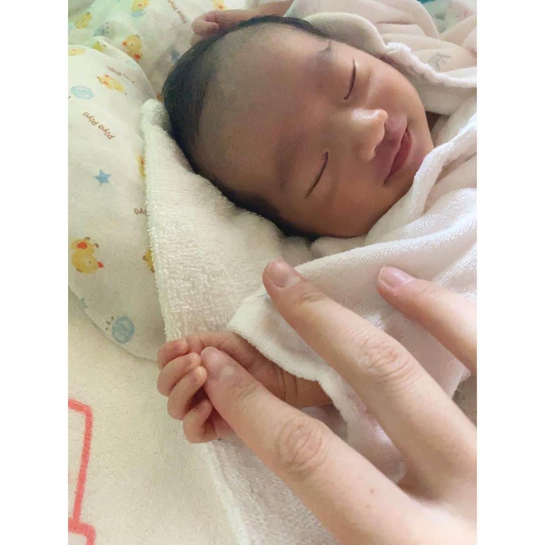小川麻衣子さんのインスタグラム写真 - (小川麻衣子Instagram)「♪ . 寝てる写真しかない🫠 . 心愛(のあ)が生まれて22日経ちました👶🏻 バタバタ出産からあっという間だったな。 低体重で生まれてやっと2,600gまで増えました🥹 本来の週数的には今38週くらいかな。 授乳は全て母乳と搾母乳🍼大変だけど、母乳が出ている間は出来る限り免疫力のこともあるので母乳にしてます🥺 . 赤ちゃんは夜行性って聞いてはいたけど、夜中のうめきのような奇声は本当に心配になってしまう程🥹 けどどうしたらいいかわからなくて私自身が夜中に泣いたこともあった😭 でもこれが通常らしいのね🥹 産休明け復帰ー！とか思ってたけど、正直かなりの寝不足で3時間毎に授乳なので毎回1時間くらいしか寝れずだいぶ参ってるけどこれが育児なんだな🥹産休明け無理かもw . でもこんな可愛い天使の寝顔を見てるとそんなことも吹っ飛んでしまうくらい溺愛してしまってる自分がビックリ🤣💕 そりゃそーだよね、9ヵ月いつも一緒にいたもんね😢💓 無事健康に産まれてくれたから、かあちゃんは十分だよ🥹❤️ これからは命をかけてあなたを守ります😌 心から愛し愛される素敵な子に育ちますように💛 . ※ムキムキかあちゃんに戻るのはちょっとまだ先だなー🤣🤣w ちなみにゴールドジムは退会して追々パパとフィットネスyoutuberの山澤さんがオープンした24hジムが綾瀬に出来るのでそこに行こうと企み中🤔w . .  #新生児 #3月生まれ #下町生まれて #女の子ママ #女の子ベビー #赤ちゃんのいる生活 #赤ちゃん #ムキムキかあちゃん #フィットネス .」4月3日 10時54分 - maiko_ogawa