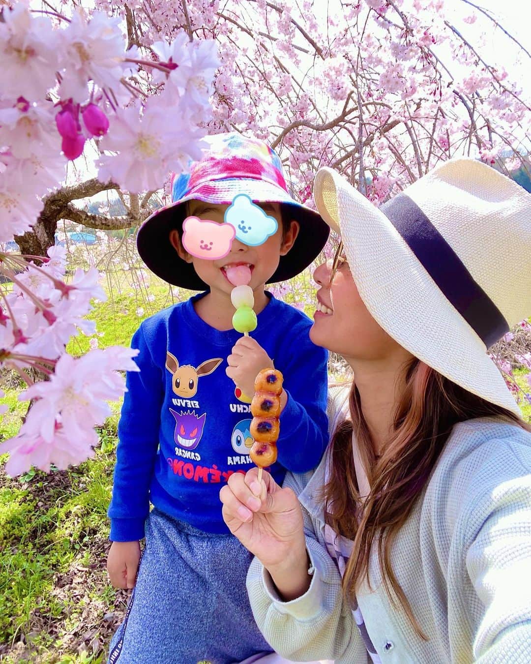 エマ中岡優姫のインスタグラム：「花見🌸 枝垂れ桜キレイ✨ みんなは花見した？ サニーちゃん今日から 年中さんです👦✨ はやーい😭💕 #サニ坊とエママの日常  #花見  #男の子ママ」
