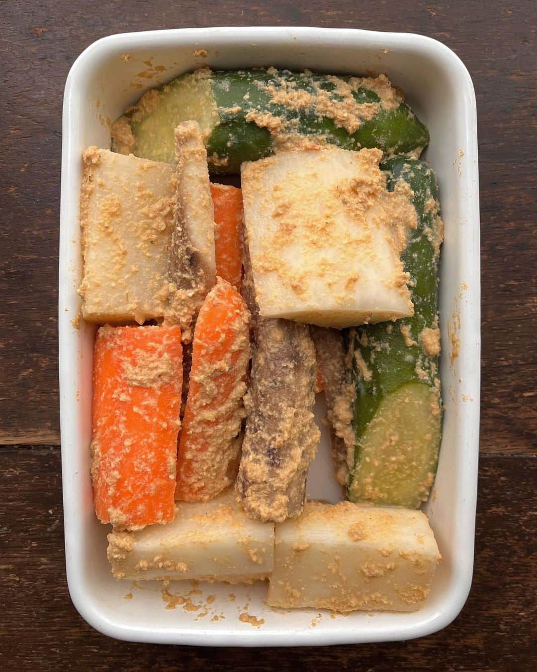 Rocoのインスタグラム：「04.03 ぬか漬けあるといろいろ助かる (旦那はぬか漬け食べ始めておなかの調子が良くなりました✨個人差あると思います)  詳しくは　#按田餃子チャンネル　【按田式ぬか漬け論】👀✨ https://youtu.be/9KxVolJd12U  #ぬか漬け#按田餃子#YouTube #按田式ぬか漬け論#按田優子」