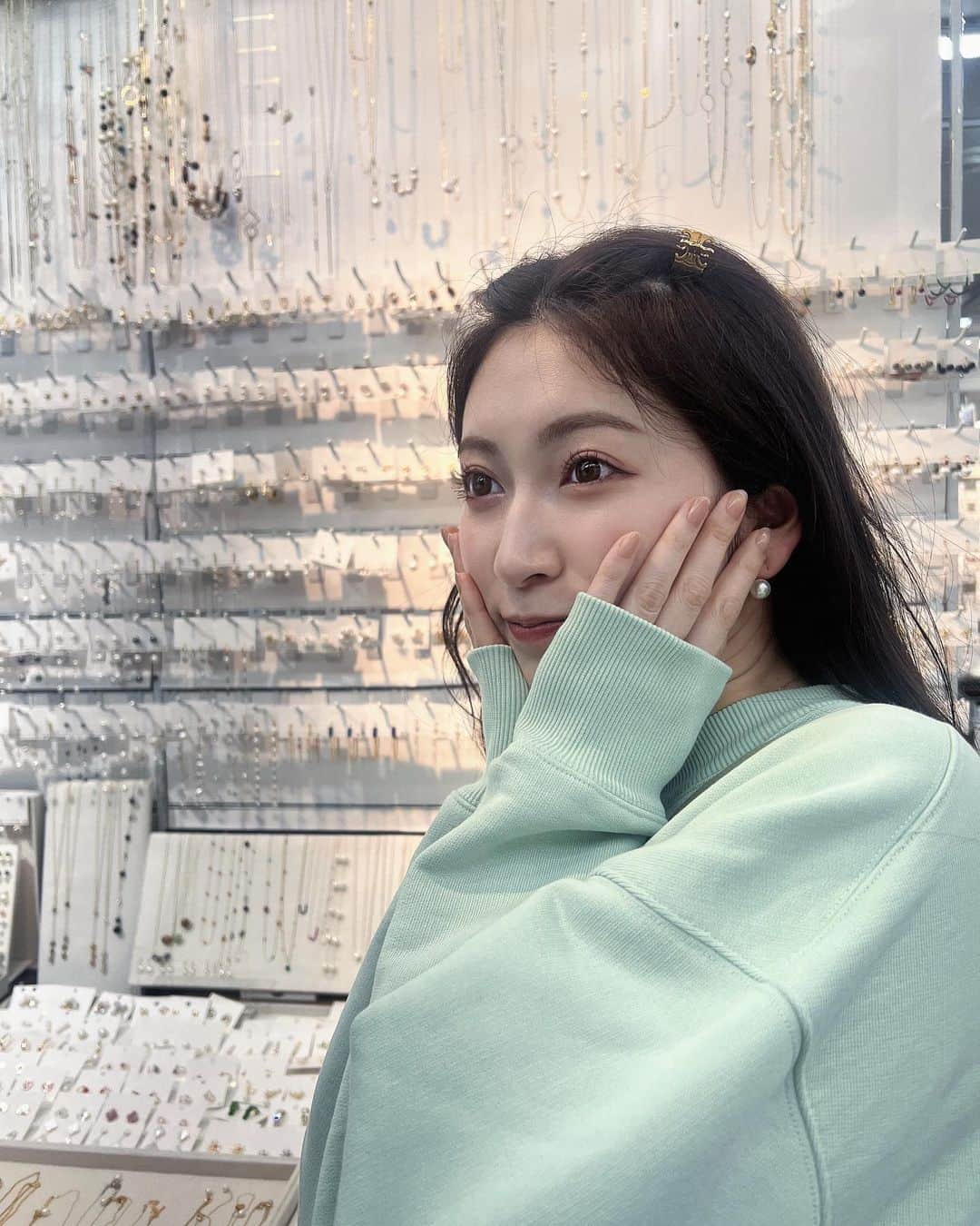 吉田朱里のインスタグラム：「韓国には @anchelion の買い付けと @bidol_official の工場に 新しい商品の打ち合わせをしに行ってたの🫶♥️ . 可愛い商品たくさん買い付けして めちゃくちゃ良いコスメの提案をたくさんいただいたので、 ここから練りまくって商品化に向けて頑張ります🤍🤍」