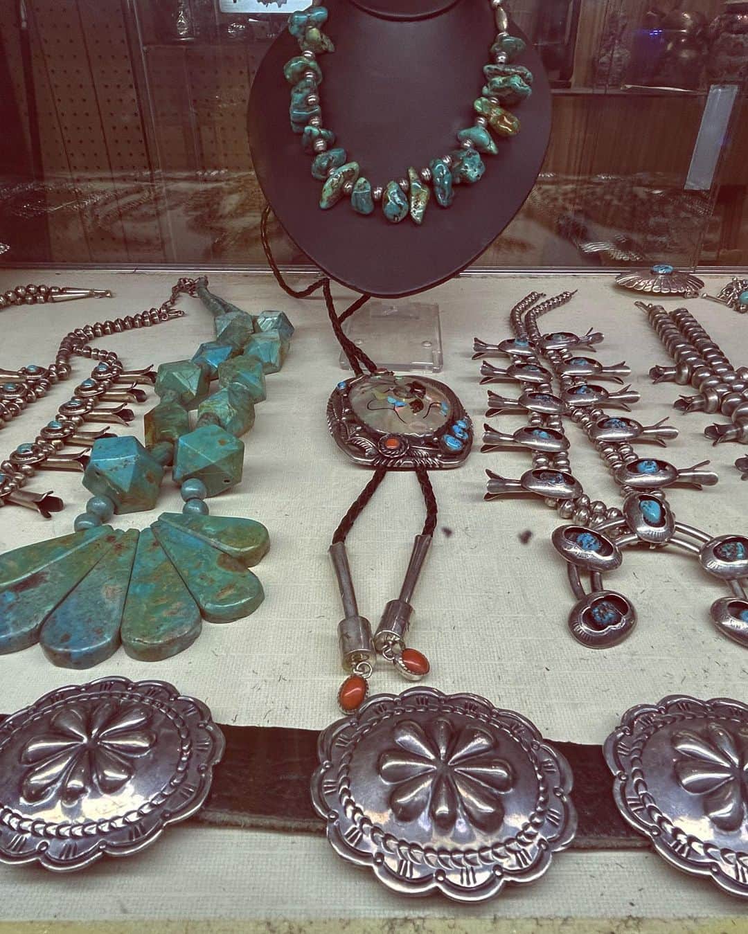 長尾悦美さんのインスタグラム写真 - (長尾悦美Instagram)「まだ少し先ですが、 新たなprojectの為に　 Vintage jewelryも買い付けしています。  相場よりかなりリーズナブルな私達の秘密の場所🤫㊙︎  アドレナリン大放出しちゃう時間😇」4月3日 11時09分 - yoshiminagao