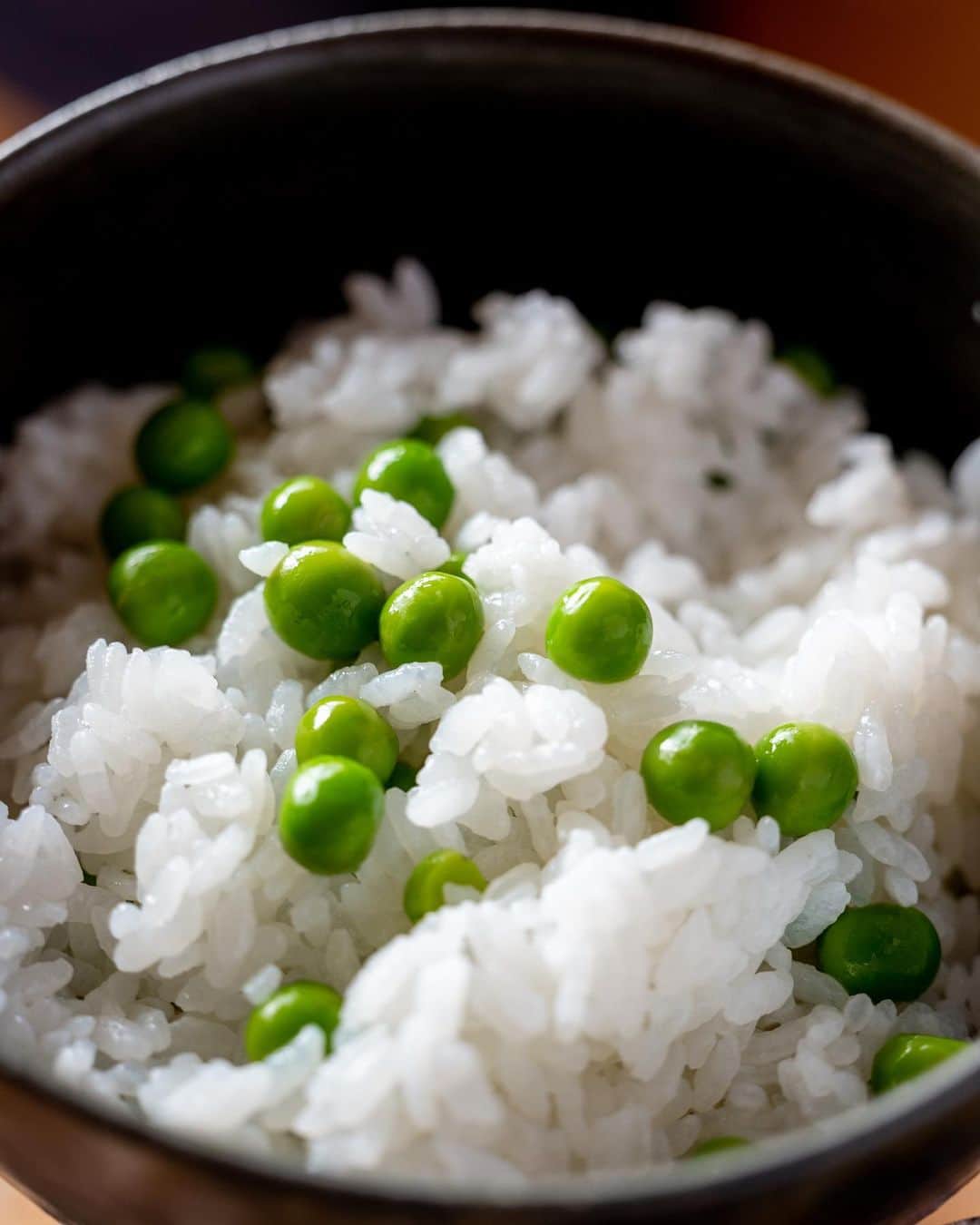 武井義明さんのインスタグラム写真 - (武井義明Instagram)「豆ごはん、昨日の残りの鶏むね焼き（薬味とともに）、とんぶり納豆。  This is my breakfast today, but it is very difficult to explain in English. Bean rice is cooked white rice mixed with salted and boiled peas. The natto is mixed with processed seeds of "buckweed" (called "belvedere fruit" in English), which is called "tonburi" or "mountain caviar" because of its texture. The chicken meat was slowly grilled and seasoned with Japanese herbs such as shiso leaves, myoga, and ginger.」4月3日 11時11分 - bebechef