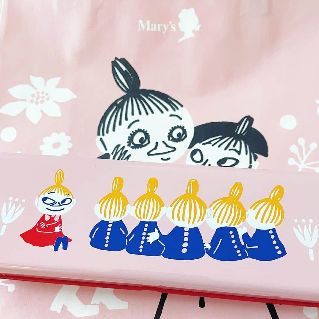 平野由実のインスタグラム：「いつも素敵なお菓子ありがとう✨  #感謝 #会えなくて残念😢 #marys  #moomin #ムーミン #ミー #chocolate #チョコ #チョコレート #巧克力🍫 #巧克力 #🍫 #お菓子 #スイーツ #甘いもの #甘いもの大好き #sweets #パッケージ #かわいい  #本当はもっと可愛いピンク色🤔」