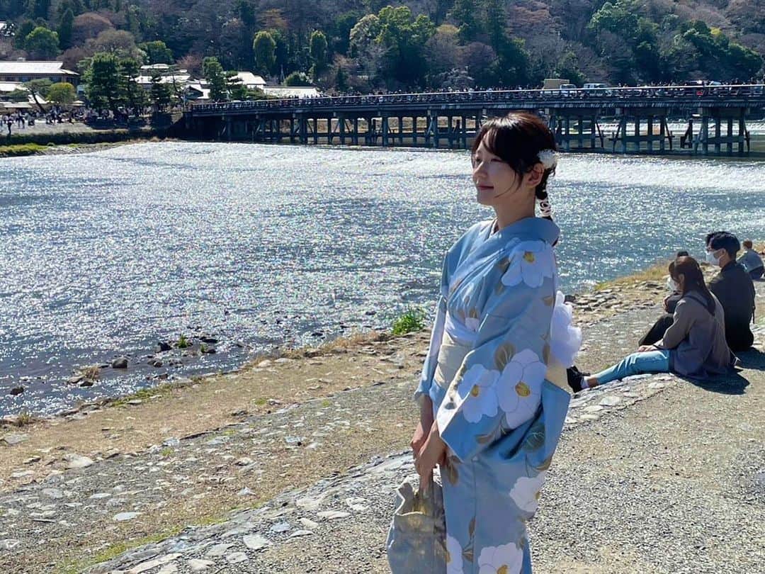 竹崎由佳さんのインスタグラム写真 - (竹崎由佳Instagram)「. 先日、京都・嵐山に行ってきました。 友人の着物屋さんで、大きな白椿の柄の浴衣とふわふわの帯を着付けしてもらい、ぶらぶらお散歩。 周りを気にせず食べ歩きをしたり、外国人の方と写真を撮ったりして、コロナ前の生活に戻りつつあることを実感し、ジーンときました...！  今年は入社式も対面で行うところが多いそうですね！ 新社会人のみなさん、入社おめでとうございます✨  私はきょうから社会人9年目。 これまでの担当番組に加えて、新しく「正解の無いクイズ」という番組を担当します！初めて“天の声”として参加するので、毎回試行錯誤しています。 正解の無いクイズの答えをみんなで考える、教養番組のような、哲学的な番組。毎週月曜〜水曜の夕方5時30分から放送です！今日の初回放送から、ぜひご覧ください☺︎」4月3日 11時13分 - yuka__takezaki