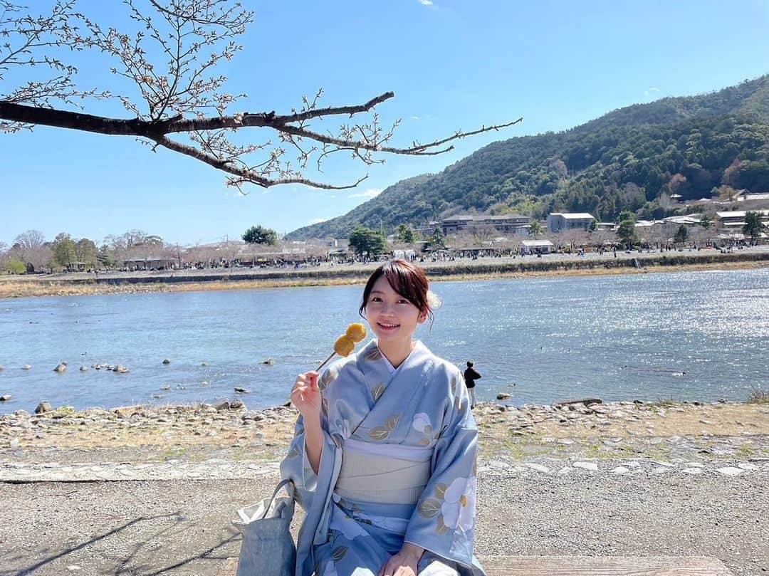 竹崎由佳さんのインスタグラム写真 - (竹崎由佳Instagram)「. 先日、京都・嵐山に行ってきました。 友人の着物屋さんで、大きな白椿の柄の浴衣とふわふわの帯を着付けしてもらい、ぶらぶらお散歩。 周りを気にせず食べ歩きをしたり、外国人の方と写真を撮ったりして、コロナ前の生活に戻りつつあることを実感し、ジーンときました...！  今年は入社式も対面で行うところが多いそうですね！ 新社会人のみなさん、入社おめでとうございます✨  私はきょうから社会人9年目。 これまでの担当番組に加えて、新しく「正解の無いクイズ」という番組を担当します！初めて“天の声”として参加するので、毎回試行錯誤しています。 正解の無いクイズの答えをみんなで考える、教養番組のような、哲学的な番組。毎週月曜〜水曜の夕方5時30分から放送です！今日の初回放送から、ぜひご覧ください☺︎」4月3日 11時13分 - yuka__takezaki