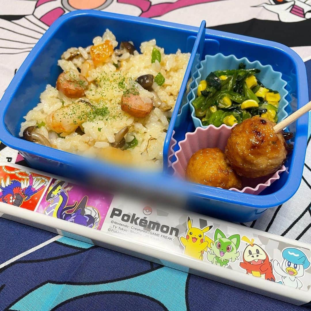 小西ゆりなのインスタグラム：「初めての学童弁当👦🍱 長期休みのお弁当作りはまだまだ続くっていう😂 ドッキドキのガッチガチに緊張した息子の姿に… 3年前の登園拒否な日々を思い出して母はハラハラしたけど、緊張しながらもさらっと「じゃあね！」と言われて… 成長したなぁと実感😭👏✨ 少しでもテンションが上がるように、ポケモンのお箸とランチョンマットに新調🥲 さぁー！！私は午後からの番組打ち合わせに向けて準備します💪 #初登校 #ドキドキ #学童弁当 #春休み #新一年生 #ワーキングママ #母も頑張る #息子の成長」