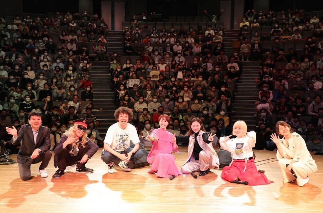 Sakuのインスタグラム：「✴︎ LIVRER presents Radio from Saku 卒業イベントにお越しくださったみなさん、 ありがとうございました🎙  6年間を共にした哲平さん、 熊本から来てくれたKANAさん、 一緒に盛り上げてくれたDJマクラギさん。 まさかのサプライズで来てくれた 共に卒業をしたウイカさん、水曜日のあくびちゃん。 最後にみんなで集合できて幸せな時間でした。  この愛を哲平さんやあくびちゃん、 Tresenスタッフの皆さん、 リスナーのみんなが繋いでいってくれるのだと思います。  何も分からなかった私をDJにしてくださった、 Fm yokohamaやYanotetsuディレクターをはじめ、 Tresenスタッフのみなさん、 いつも共に闘ってくれてた哲平さんには、 感謝の気持ちでいっぱいです。  そして、ウイカさんやあくびちゃん、 最高な仲間が出来たこと😭💎  この6年間は私にとって宝物です。 本当にありがとうございました！！！  まだしばらく日本にいますが、 海外生活でこの6年間が大きな糧になると思います。  今日から始まる新たなTresenも、 愛に溢れた日々になることを願って🕊  Saku」