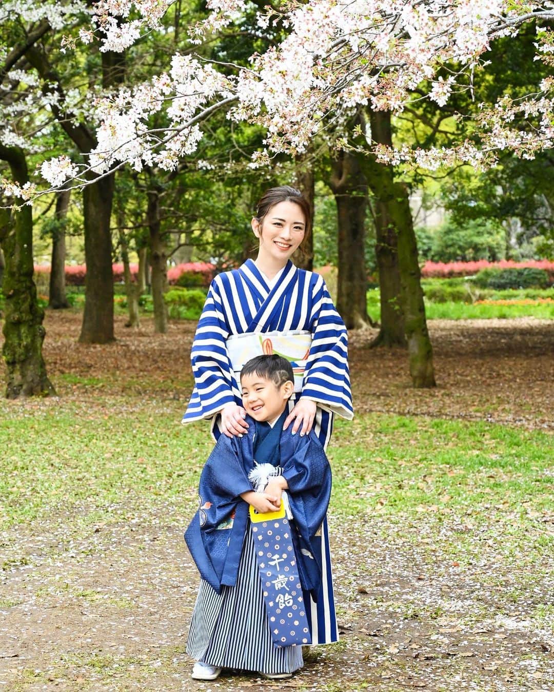 藤田志穂のインスタグラム：「桜の七五三🌸 ・ 10月11月はメインの仕事でバタバタだったのもあり、ばぁばのアドバイスで桜の七五三にする事に☺️ ・ 桜の開花予定を日々チェックしていたのに、予定日が雨で日程を変更したりとハプニングもあったけど😂 ・ 時期的に、着物のレンタルやカメラマンさんのスケジュールも変更がきいたので、どうにか桜の季節に撮る事が出来て良かった🥹🙏✨ ・ 子鉄の年齢的にも、慣れない着物を着ながらでもグズらずに最後まで撮影する事が出来たし、暖かいし、これから七五三の写真を撮る方には是非オススメしたいです🙌 ・ ただ、千歳飴は事前にネット購入しておく事と、場所によってはお花見をしている人が写り込まないようにするのが大変かも😂 ・ あとは、桜の開花&満開時期の見極めと天候😂 ・ だとしても、私的には季節的にも明るい仕上がりになって良かったなと思います☺️🌸 ・ 写真が選べないので、取り急ぎ投稿🫡 ・ そして 子鉄を笑わせる為に、母ちゃんは終始必死です（最後の動画の写真が1枚目🤣） ・ #七五三 #七五三5歳 #七五三男の子  #桜の七五三 #代々木公園 #753」
