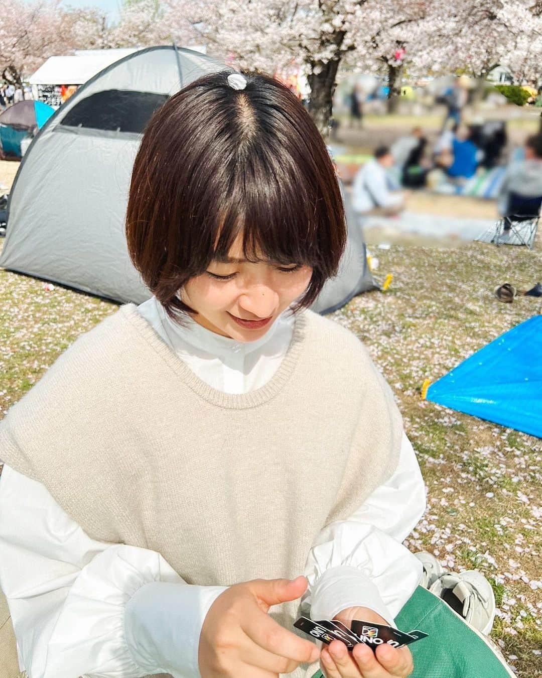 稲富菜穂のインスタグラム：「昨日もお花見🌸 親友ちゃん達と親友ちゃんから生まれた天使たちに囲まれ、桜を愛でる幸せは格別です☺️💓  幸せ休日でした🌸 小さいUNOめちゃくちゃ楽しかったなぁ🃏  #万博記念公園 #お花見」