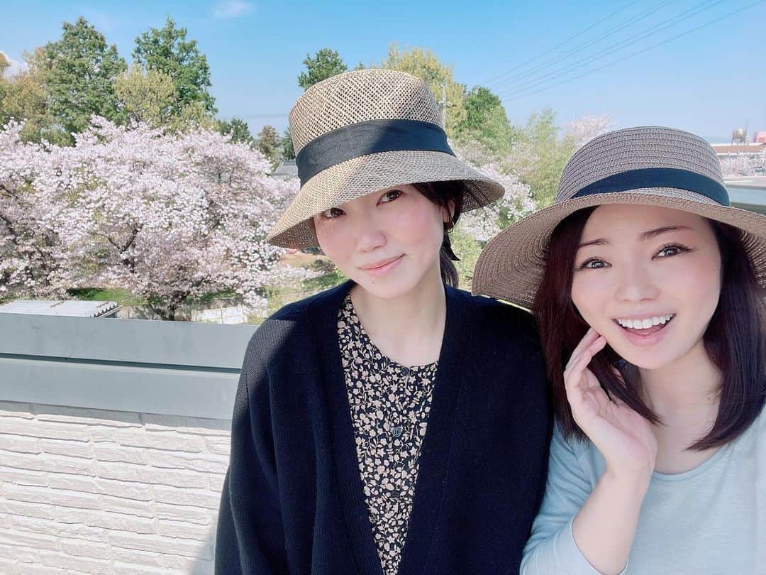 近藤英恵のインスタグラム：「妹と実家に帰省🌸 屋上で満開の桜を見ました🌸  甥っ子や両親、祖母と会えました🌸  桜の綺麗な時期に故郷の景色を見られてとても幸せ🌸🌸  #帰省#新幹線満員#🚄#名鉄も満員#🚇#桜満開#🌸#愛知県岡崎市#大河ドラマフィーバー#観光客いっぱい#家族に会えて嬉しい#🥰」