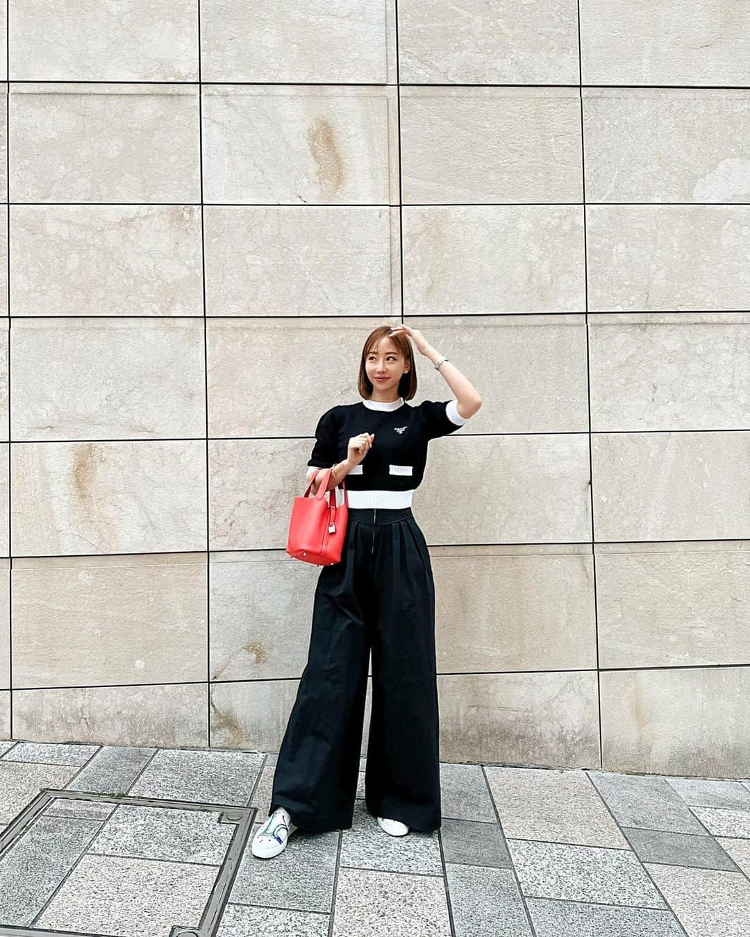 秋倉諒子のインスタグラム：「最近暖かくて最高❤️🫶 ねえねえ！映画ブルージャイアント観た人いるー？🥹🎷  knit @prada  pants @prankproject_official  bag @hermes  shoes @louboutinworld」