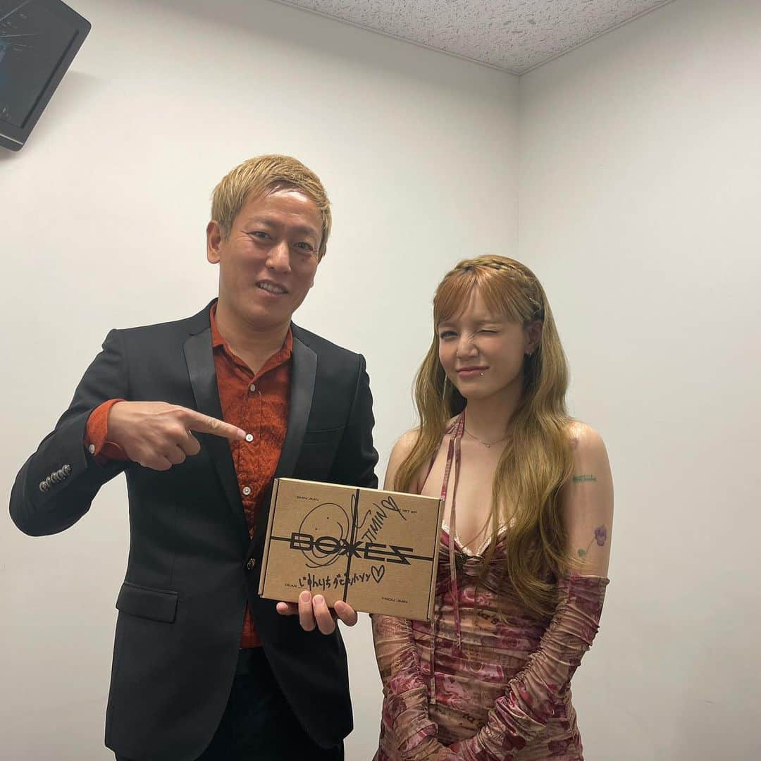 じゅんいちダビッドソンさんのインスタグラム写真 - (じゅんいちダビッドソンInstagram)「【JIMIN JAPAN LIVE powered by TV】総合MCさせてもらった&JIMINちゃんにアルバムプレゼントいただきました🎁 出演アーティストのみなさん全員すごいね。 みんなワンマンライブのお知らせしてたので流れで単独ライブのお知らせしたら笑いがおこりました🤣 若い女性ばかりの普段の客層と違う光景にわたしはちょっとびびってましたとさ👊  #jimin #powered byTV #アーティスト  #じゅんいちダビッドソン #タキシード似合いすぎててすまない」4月3日 11時41分 - 0204junich_davidson_official